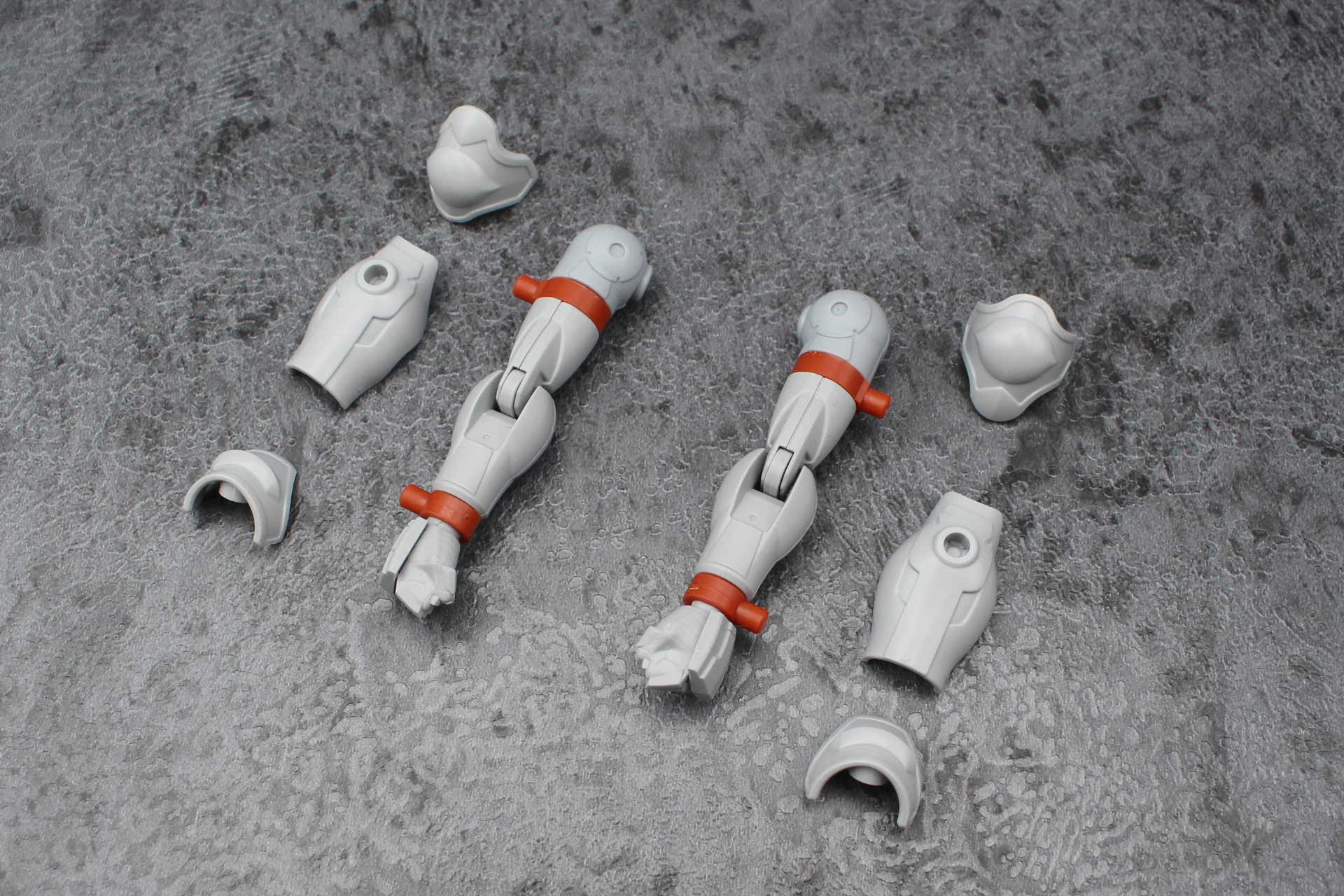 腕のリングをジョイント付きのものに交換し、アーマーを取り付ける