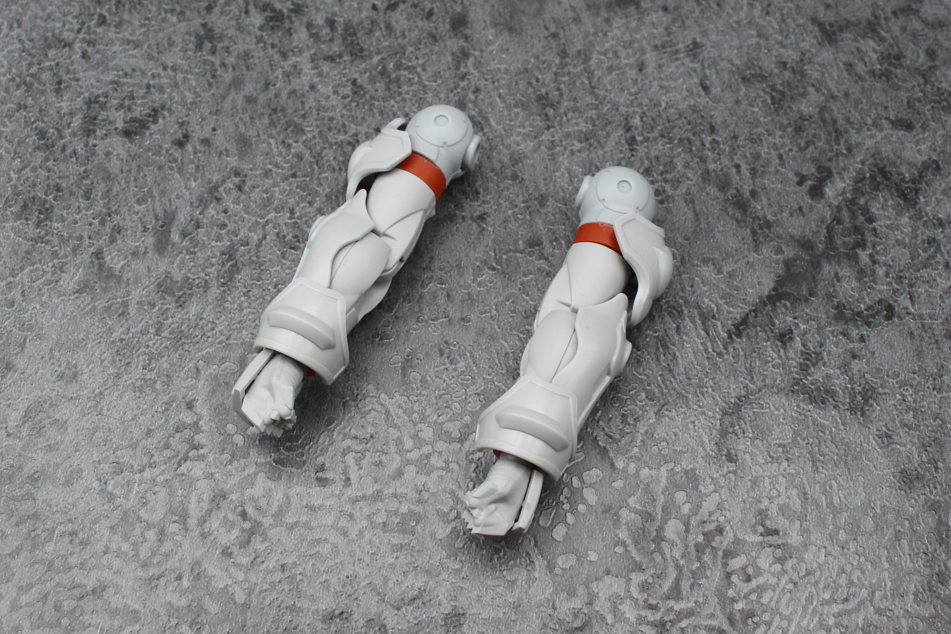 腕のリングをジョイント付きのものに交換し、アーマーを取り付ける