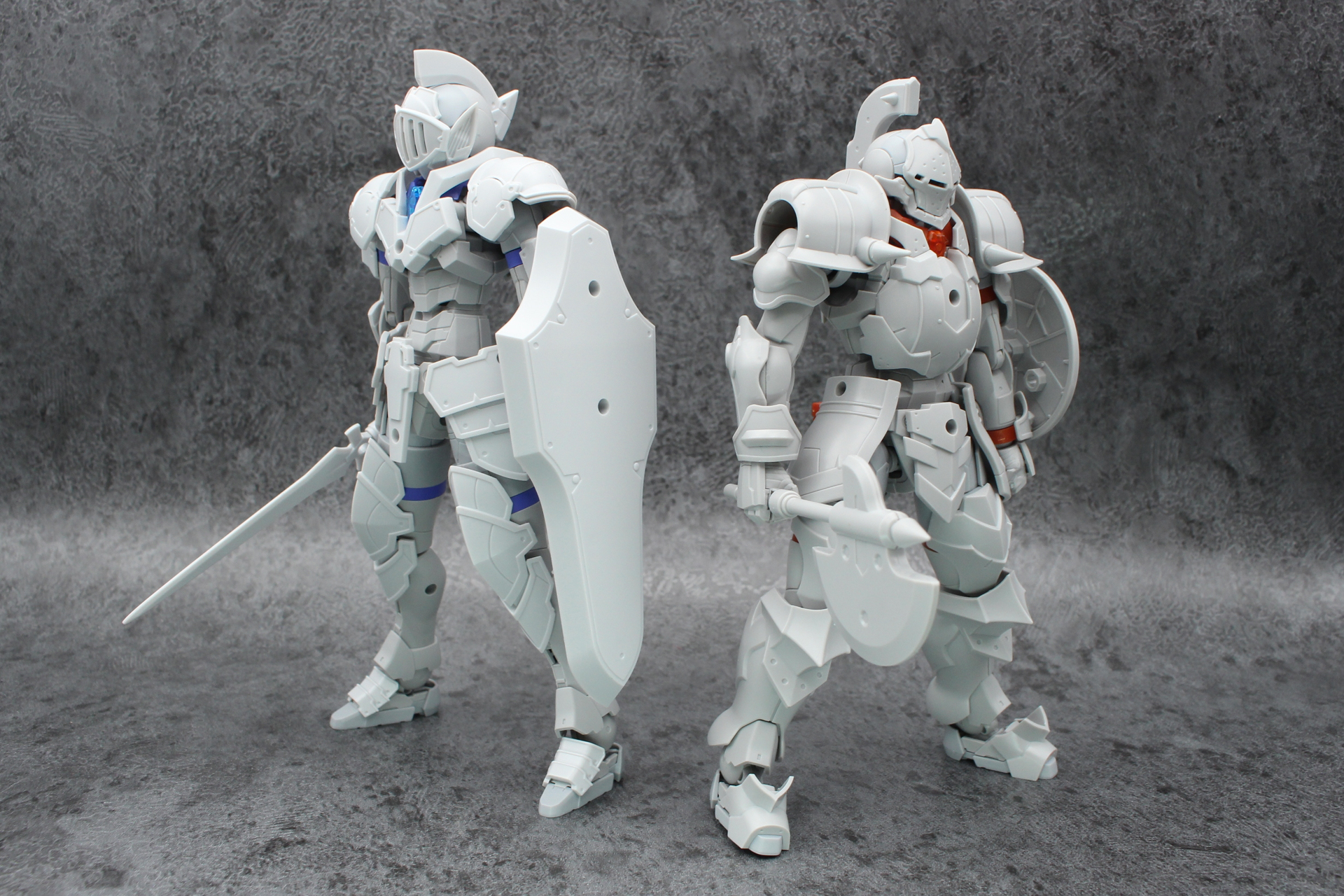 同じ勢力のアーマークロスしたリーベルナイトとの比較。頭部の飾で身長差はそれほどなくなっているが、体格の差は明白だ