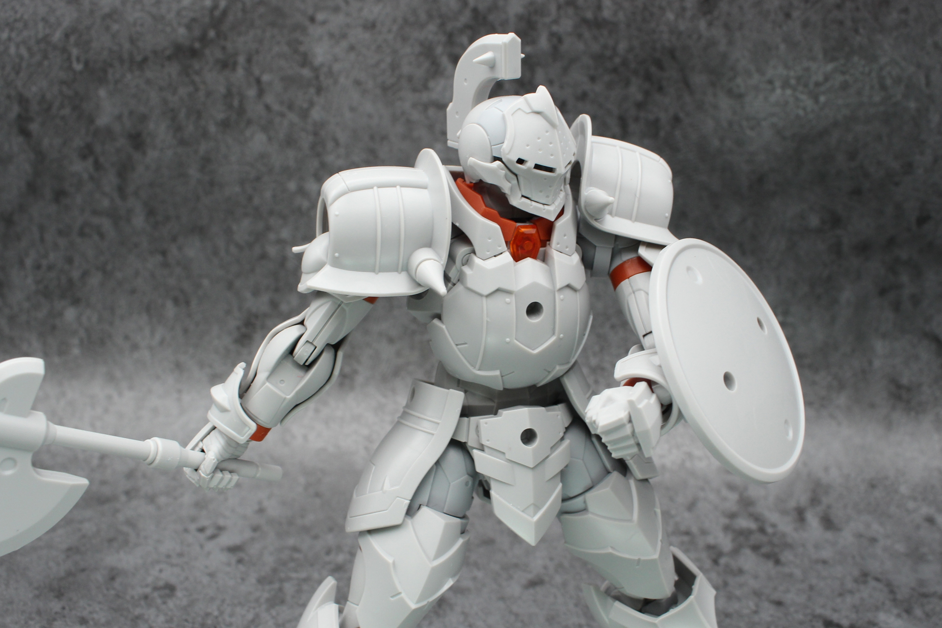 シルエットのメカ然とした意匠が鎧によって隠れ、ファンタジー的な雰囲気が強まった