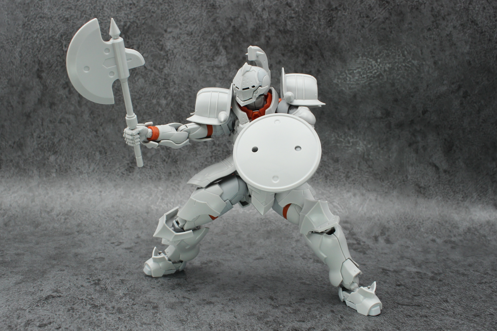 肩や腰アーマーの独立可動や腰部の複数の関節により、ポーズはバッチリ決まる