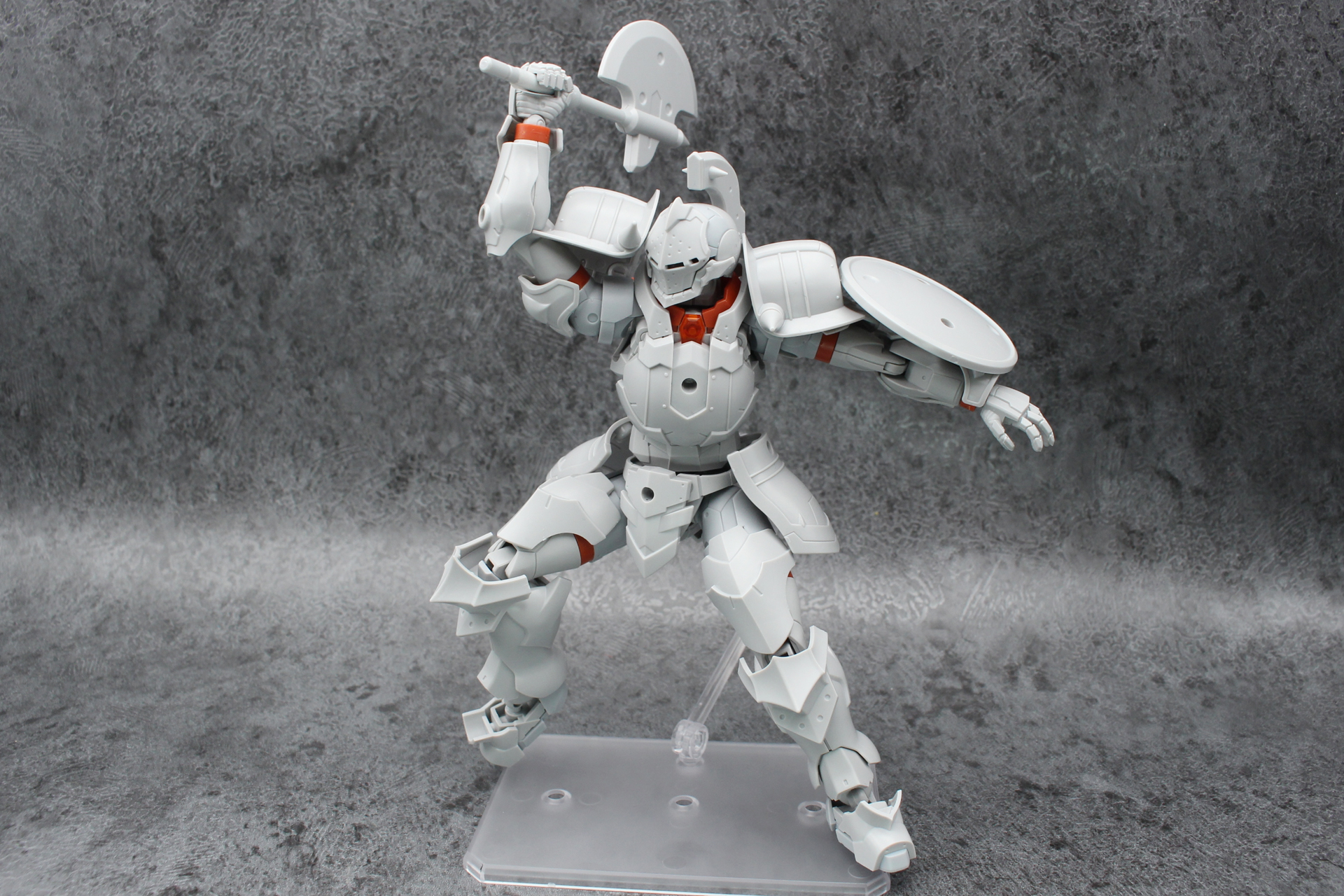 肩や腰アーマーの独立可動や腰部の複数の関節により、ポーズはバッチリ決まる