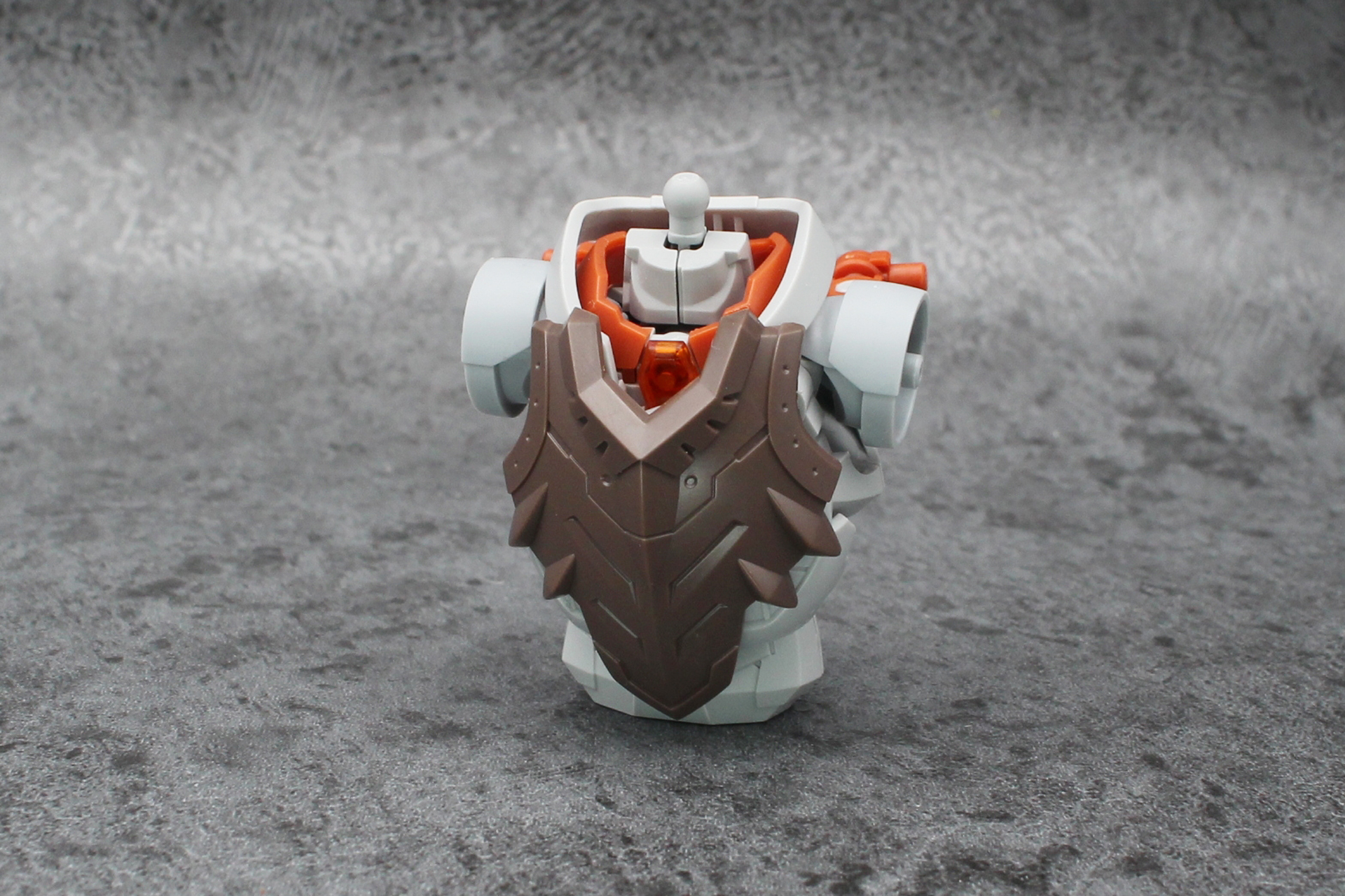 胸にアーマーを取り付ける。リーベルファイターの肩アーマーは取り外しておく