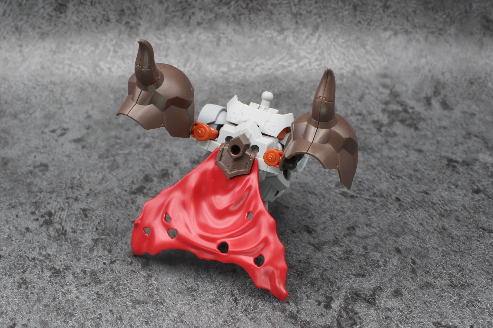 胴体にマントと肩アーマーを取り付ける