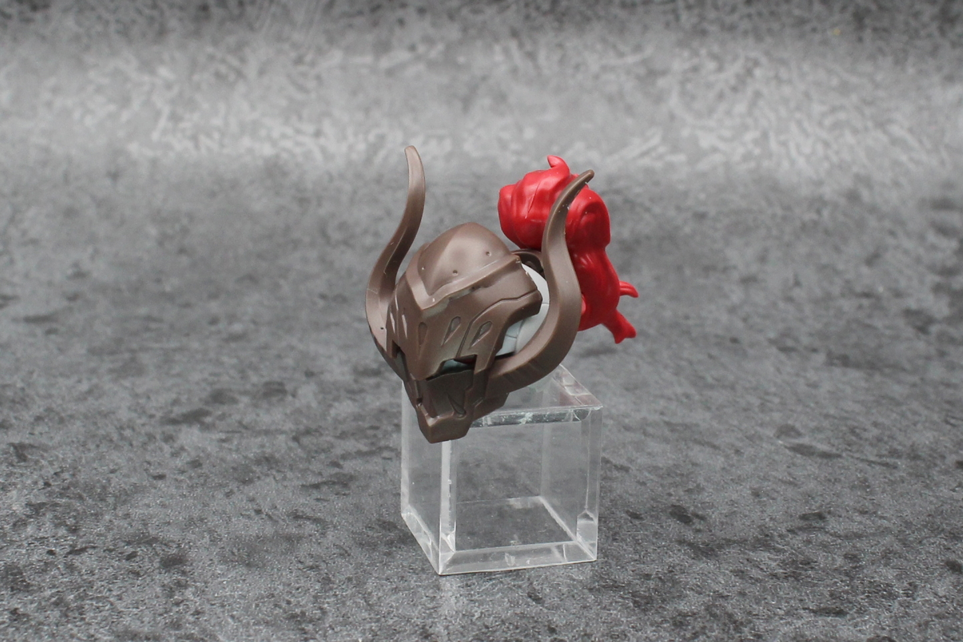 頭部の飾りを取り付ける。リーベルファイターの飾りは取り外しておく