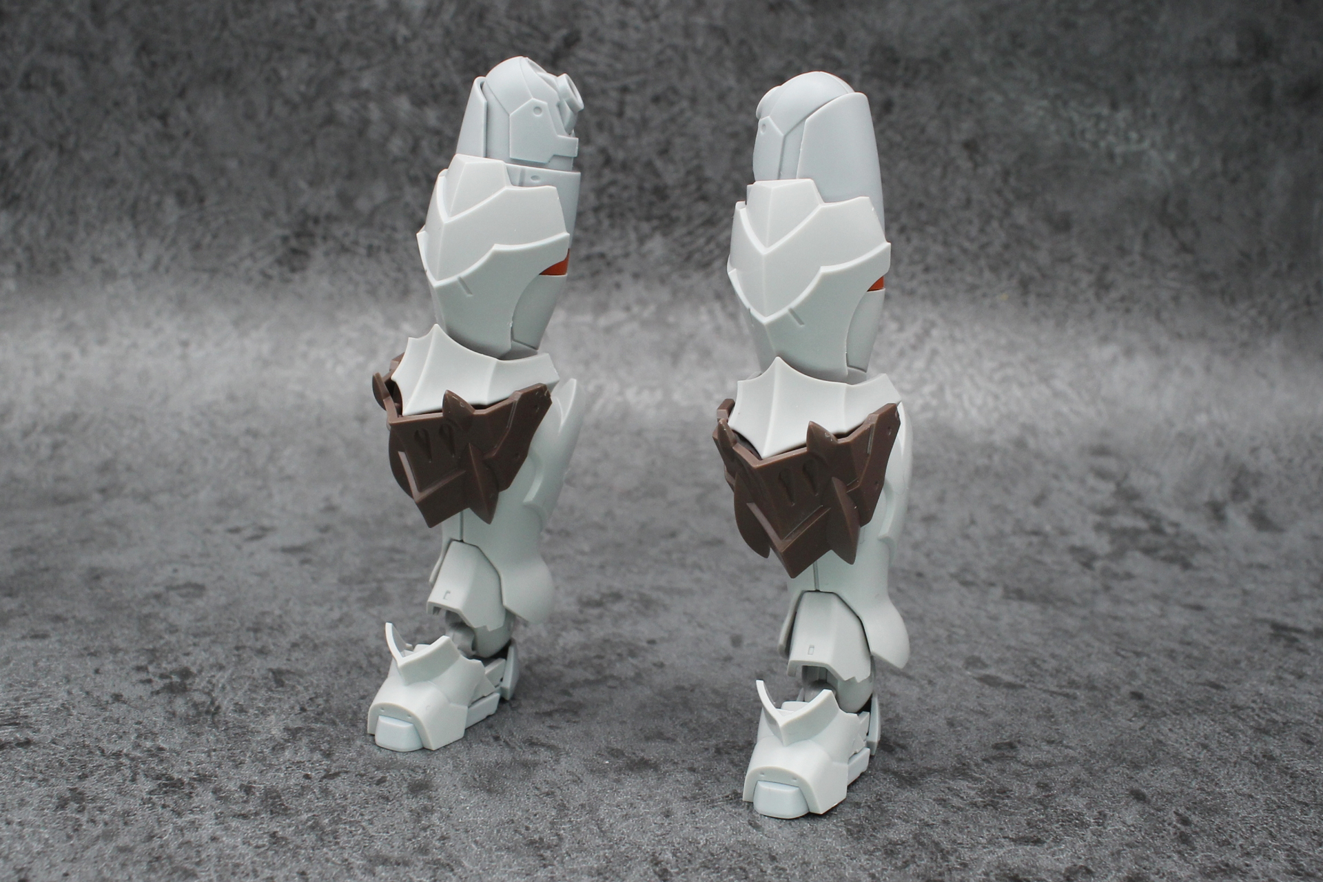 膝にアーマーを取り付ける