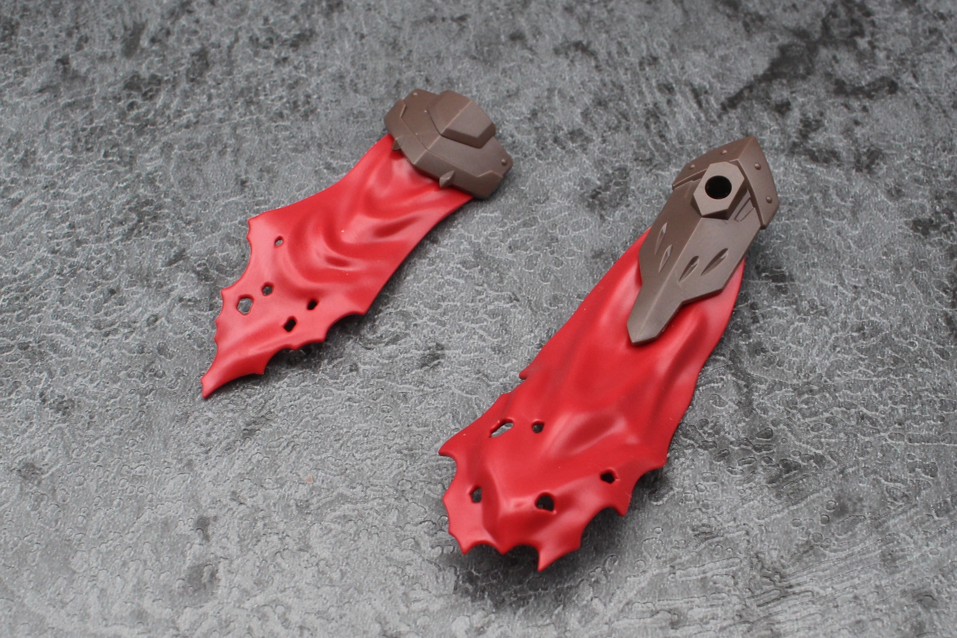 腰の前後の飾りを組み立て。左が前、右が後ろのものだ