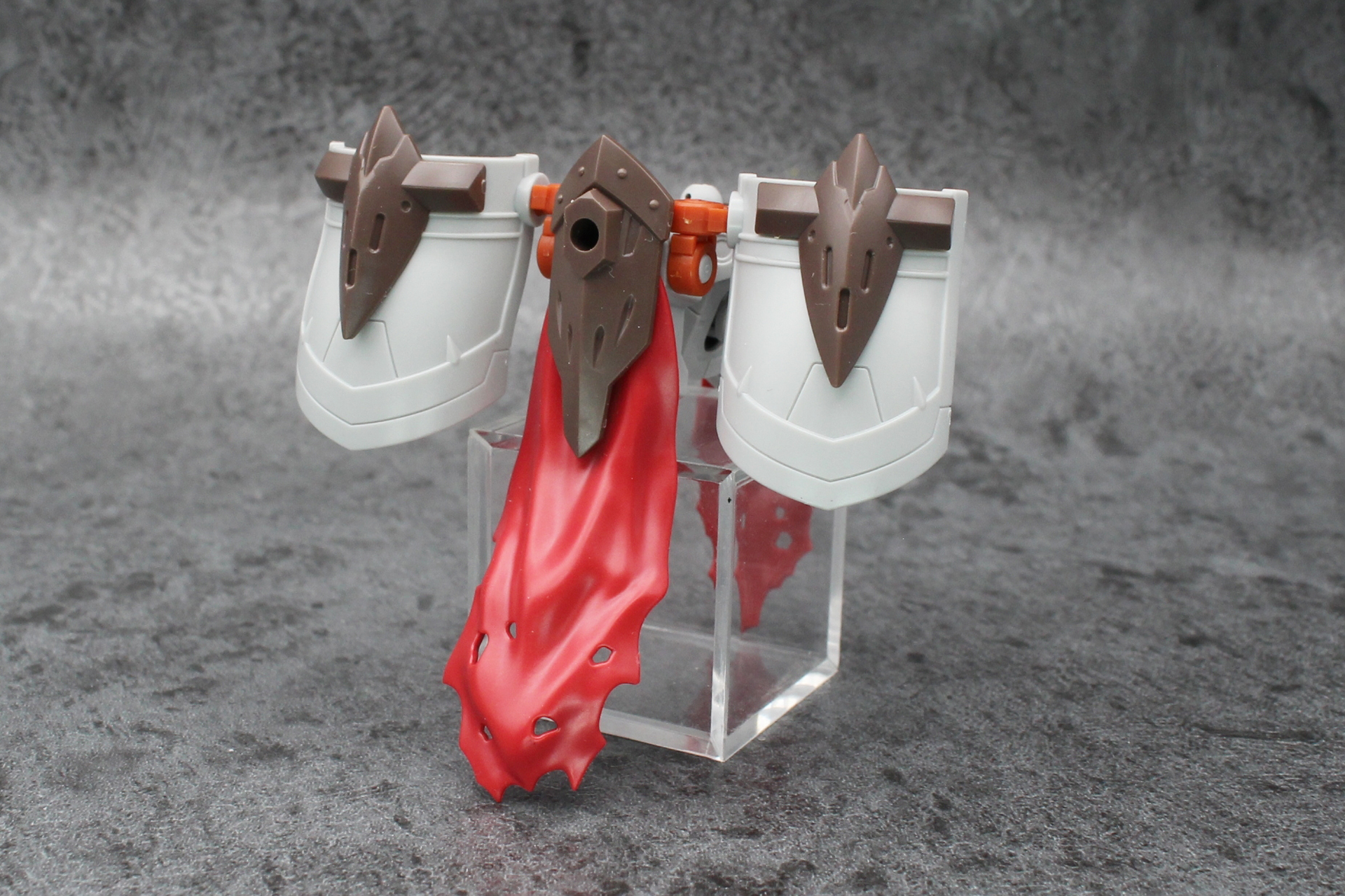 腰に組み立てた飾りを取り付ける。腰アーマーにもパーツを取り付け