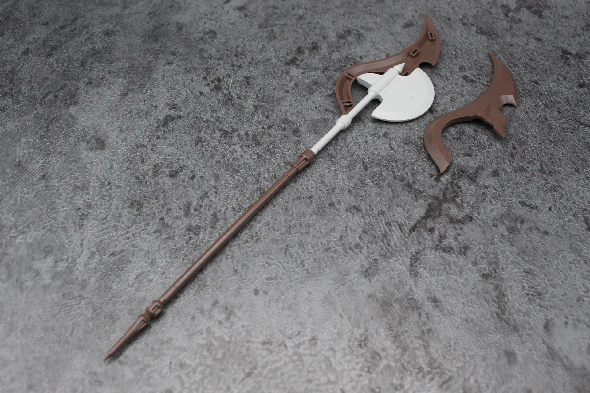 斧を挟み込むようにして武器を組み立てる