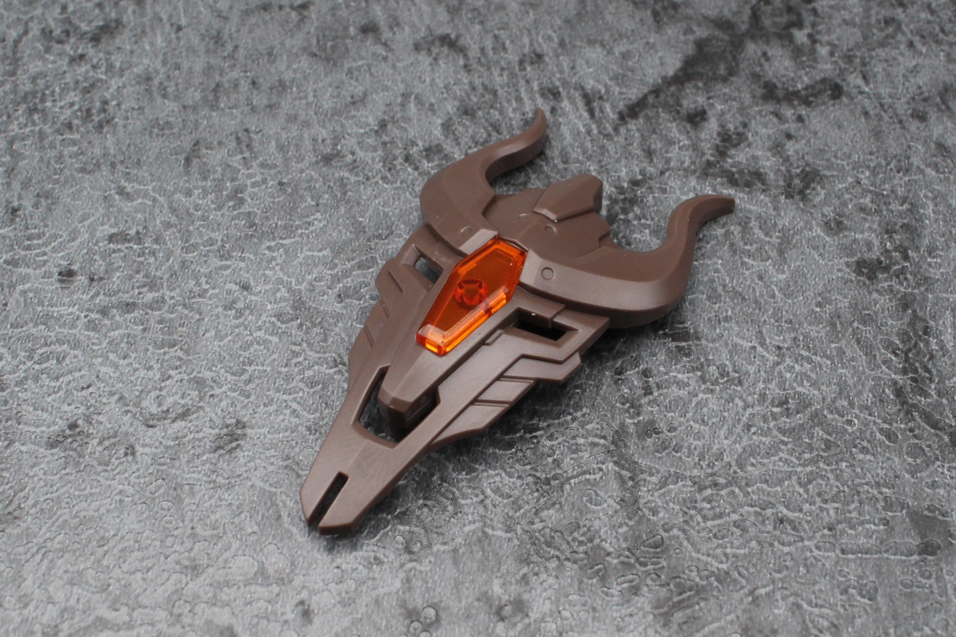 盾の飾りにエレメントコアのパーツを取り付け