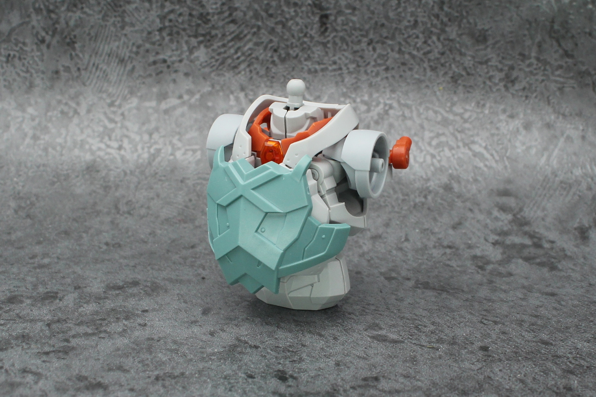 胸にアーマーを取り付ける。リーベルウォーリア同様、肩アーマーは取り外しておく