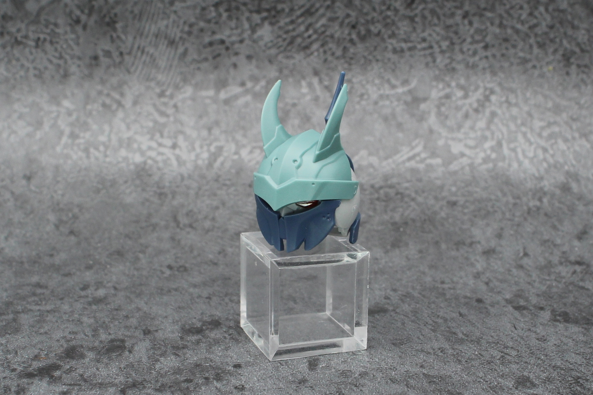 頭部に飾りを取り付ける。額、口、後頭部の3パーツだ