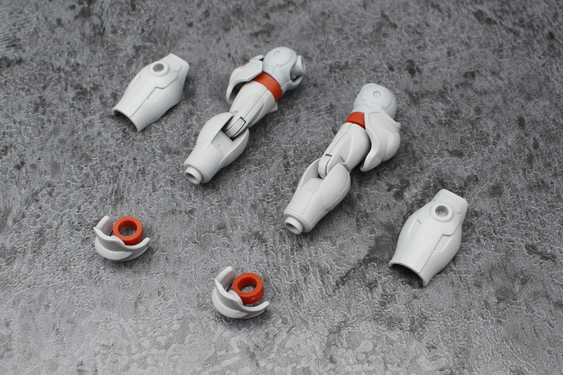 前腕のアーマーを交換する。手首のリングはジョイントのないものに付け替える