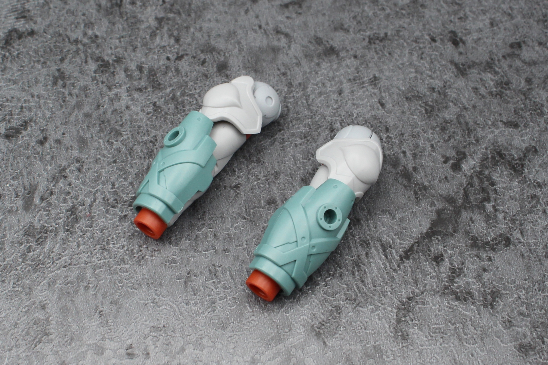 前腕のアーマーを交換する。手首のリングはジョイントのないものに付け替える