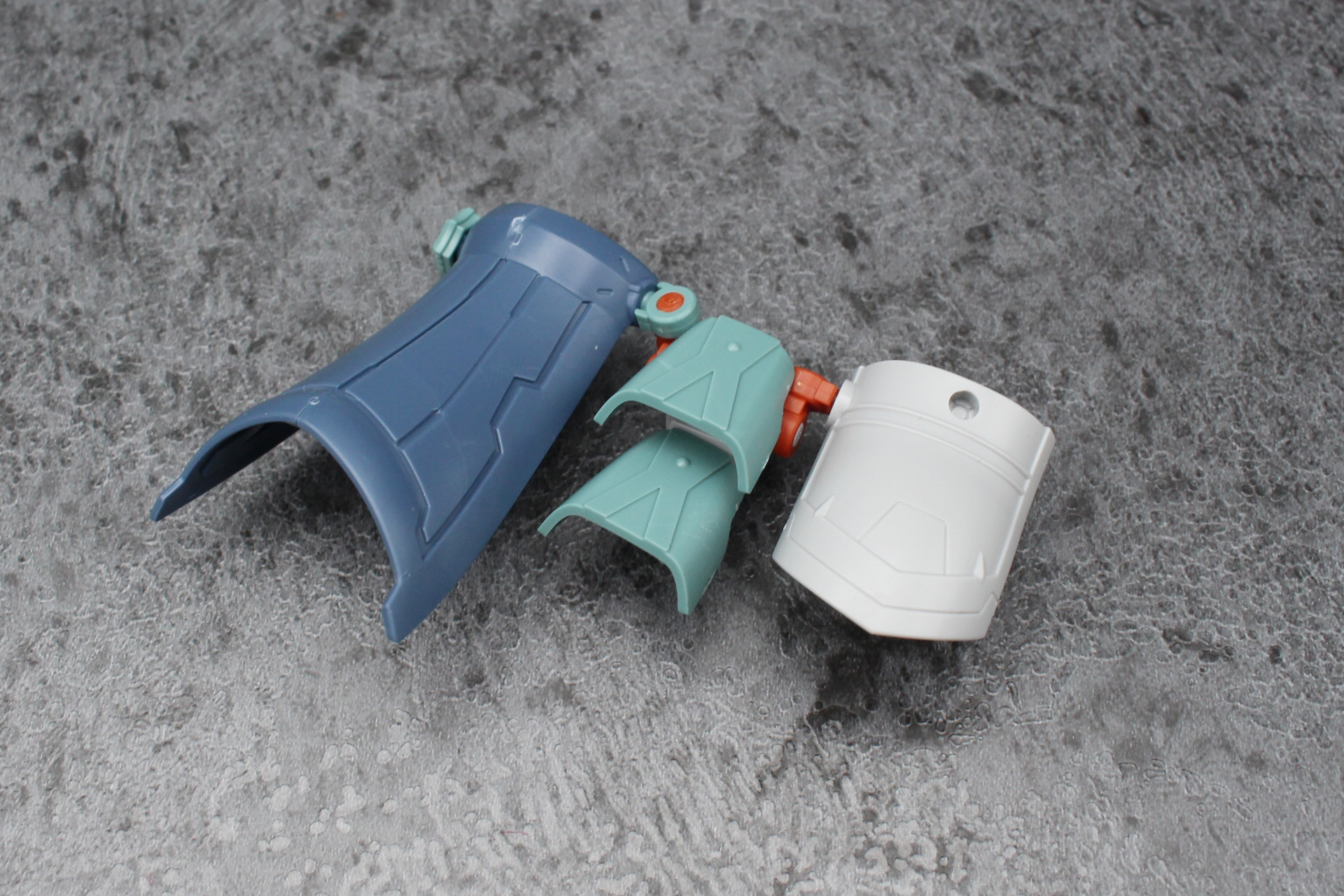 腰アーマーは左側だけを交換、中央に2枚のアーマーを取り付ける