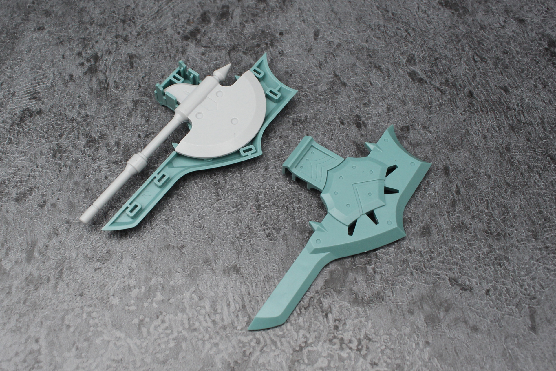 こちらも斧を挟み込むようにして武器を組み立てる。盾には飾りを取り付ける