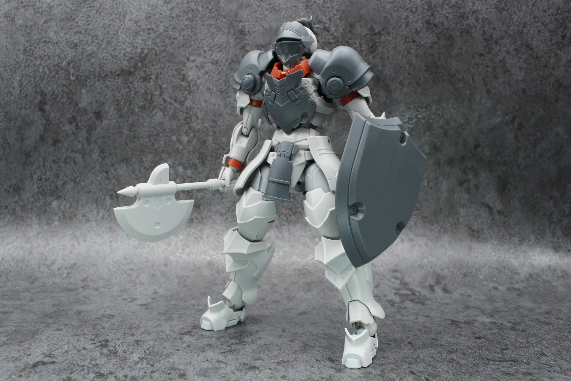 「30MF アイテムショップ1(ナイトオプション）」のマスクとアーマー、盾を装着。グレーと黒のコントラストがいい感じだ