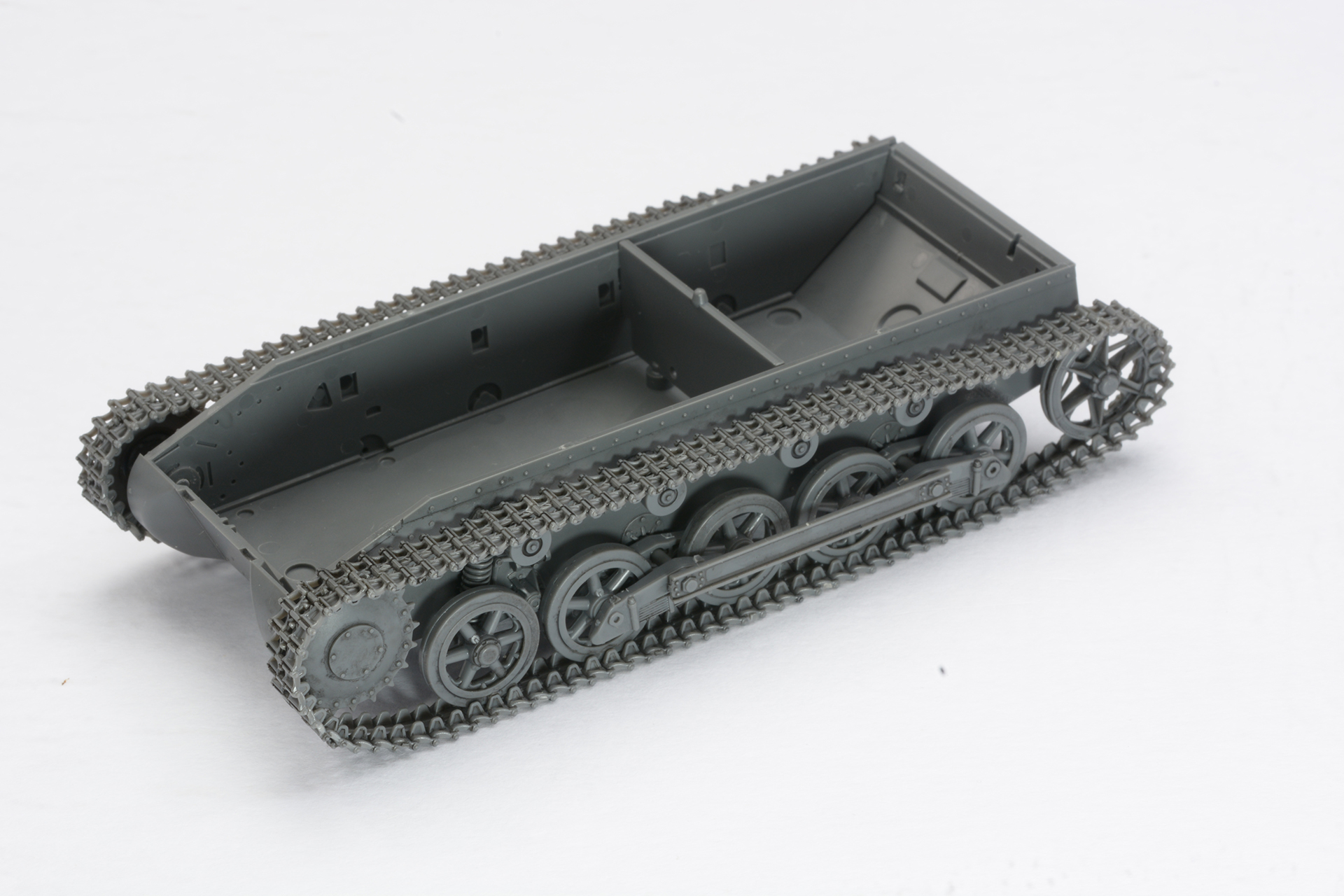 戦車モデルの醍醐味である履帯の組み立て。片側14のパーツで構成されているが、一番大きいパーツを説明書通り位置を決めて固定することでしっかり組み上がる