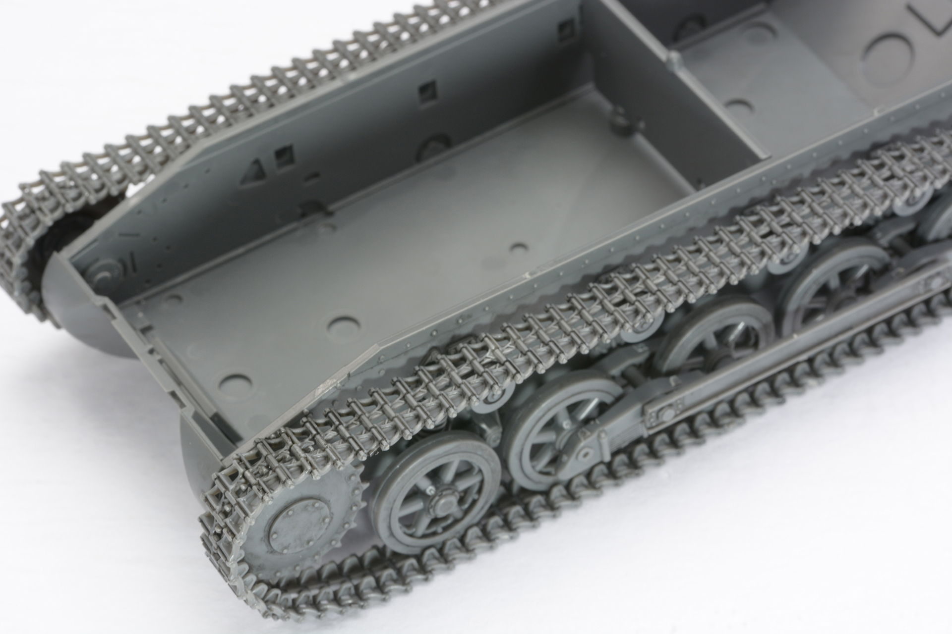 戦車モデルの醍醐味である履帯の組み立て。片側14のパーツで構成されているが、一番大きいパーツを説明書通り位置を決めて固定することでしっかり組み上がる