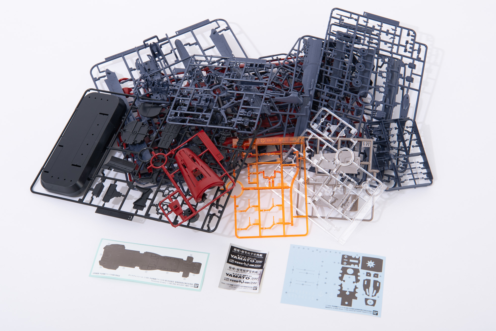 ランナー全体のボリューム感。紺色が基調になっていて、クリアパーツも2色ついていた。