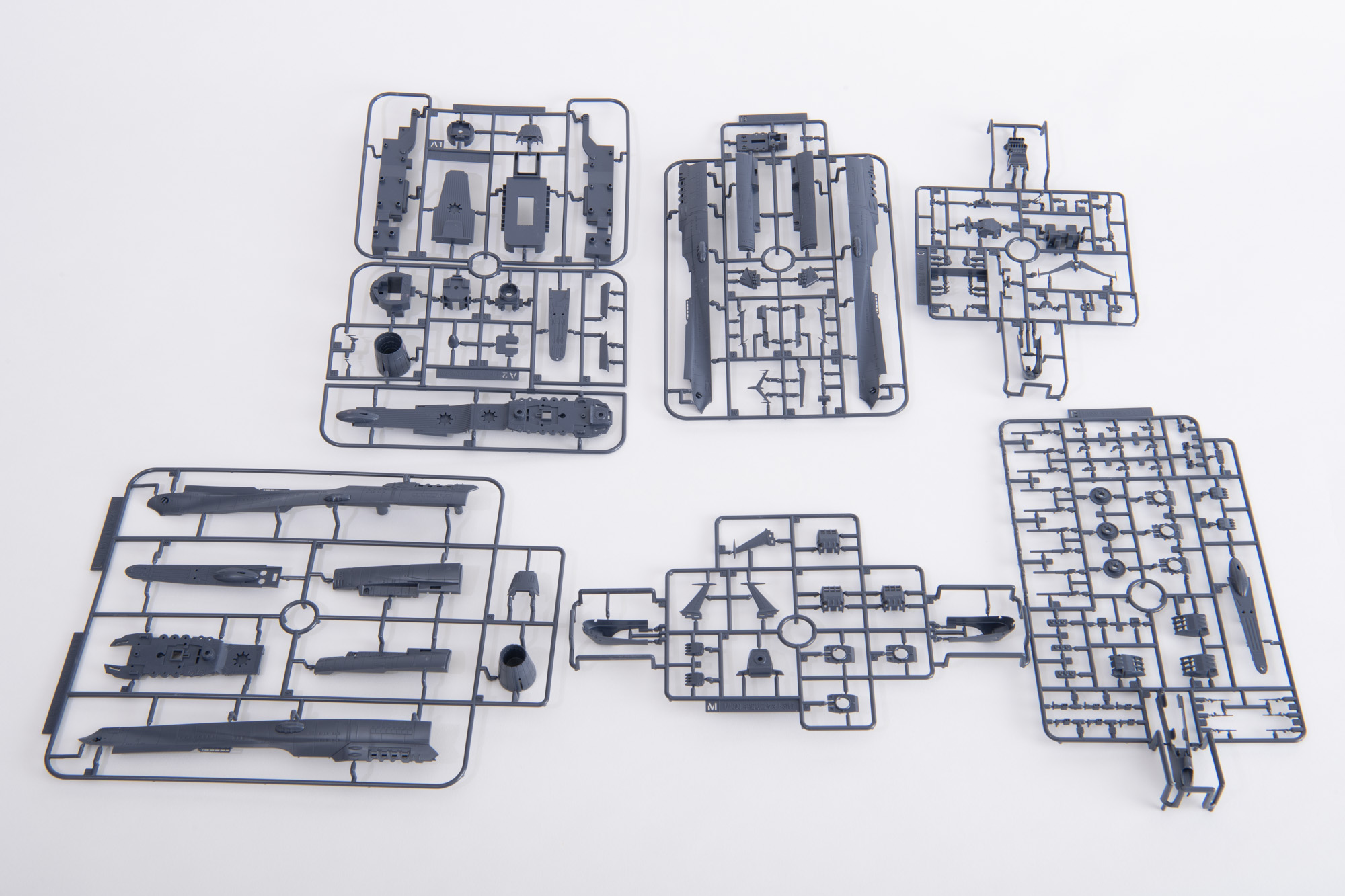 今回は色別に分けてみた。主に船体、艦橋のパーツが多く、細かいパーツが多い。