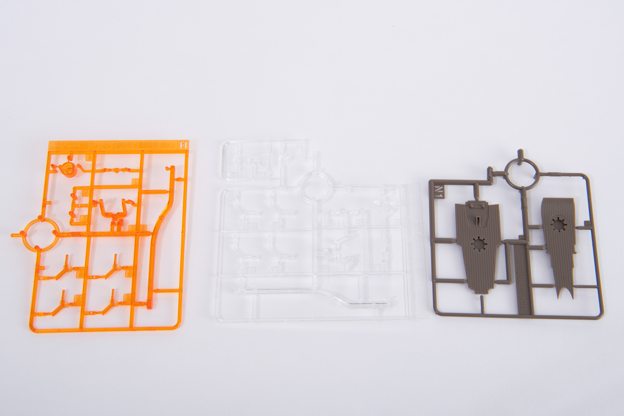 クリアパーツと甲板のパーツ。細かいところに使われる。