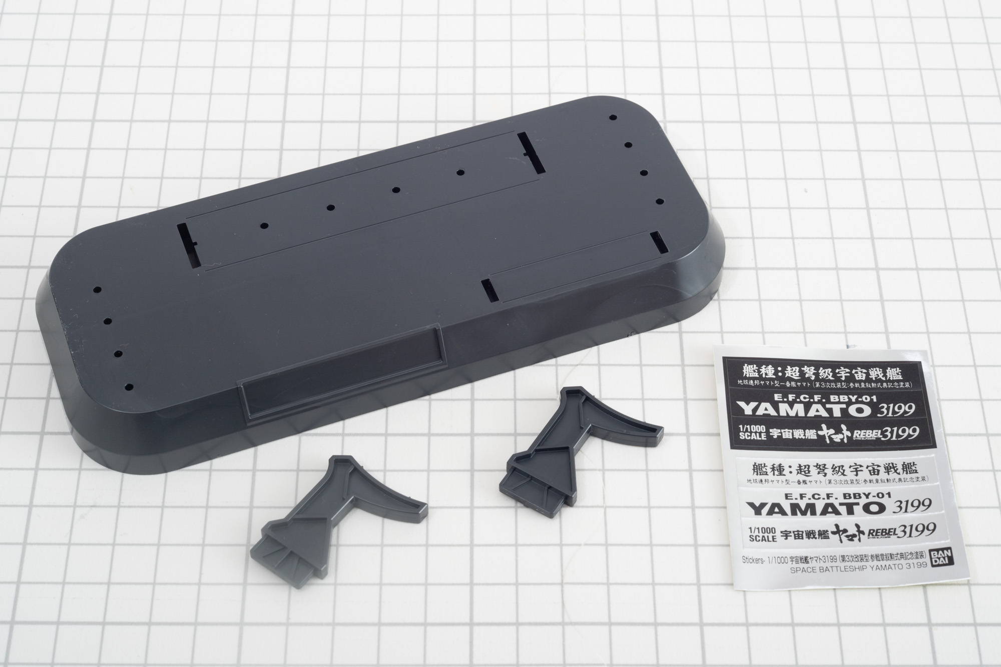 台座パーツとシール。どのシールを貼るかしばらく悩むほどにどれも良い感じのデザインだ。