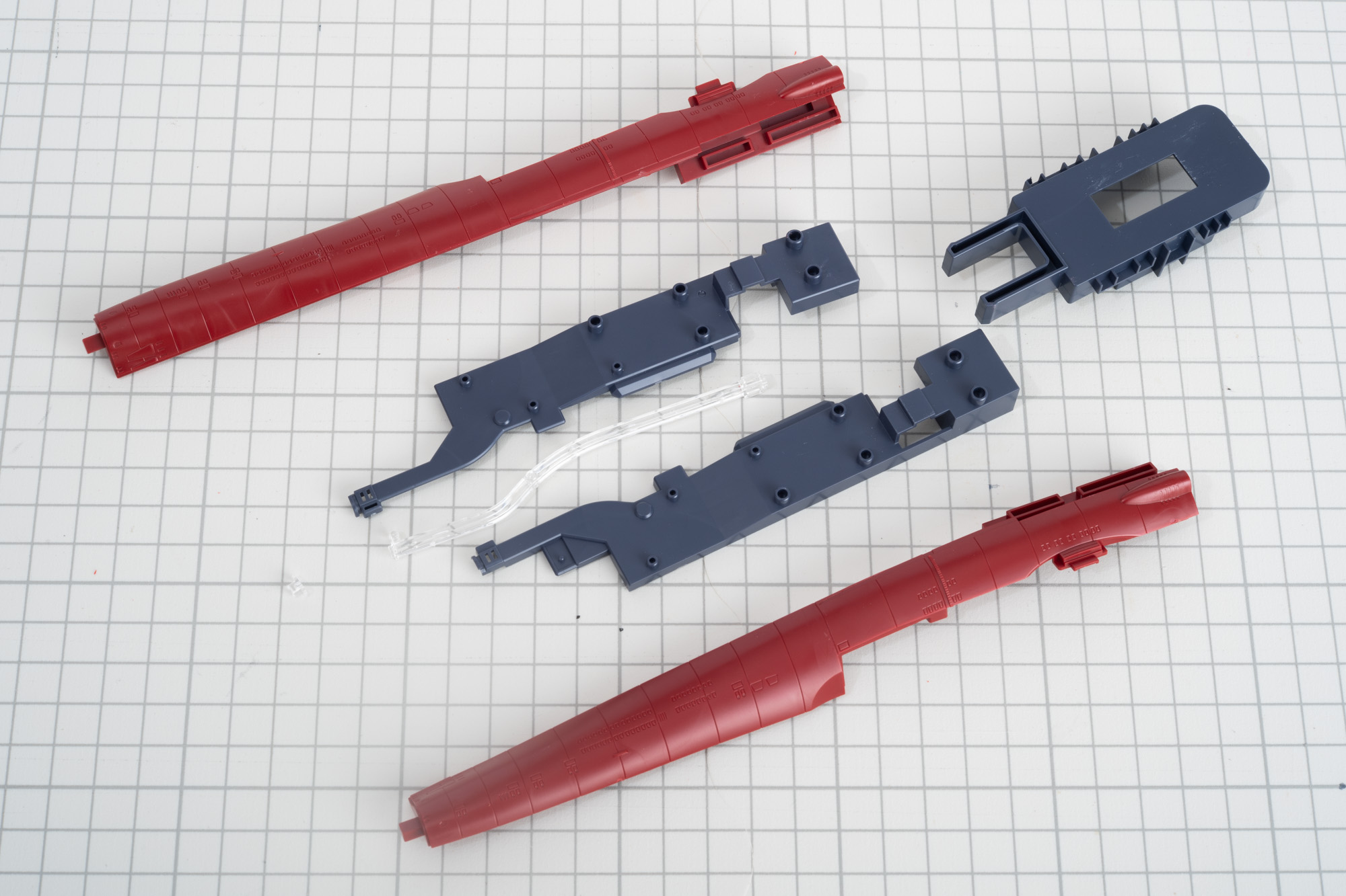 前方の一部。LEDユニットで光らせるクリアパーツが船首に来ている。