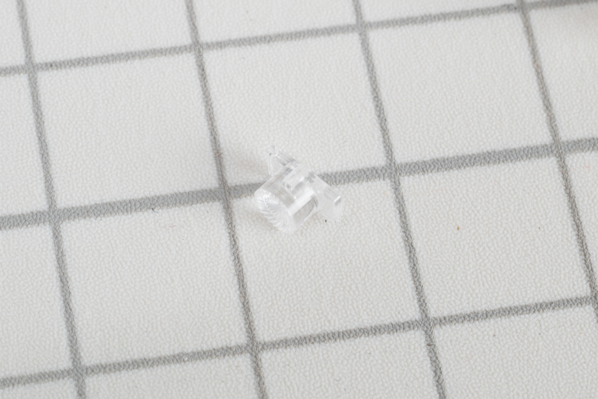 かなり小さい+クリアなので紛失注意だ。これよりも小さいパーツはまだまだ出てくる。