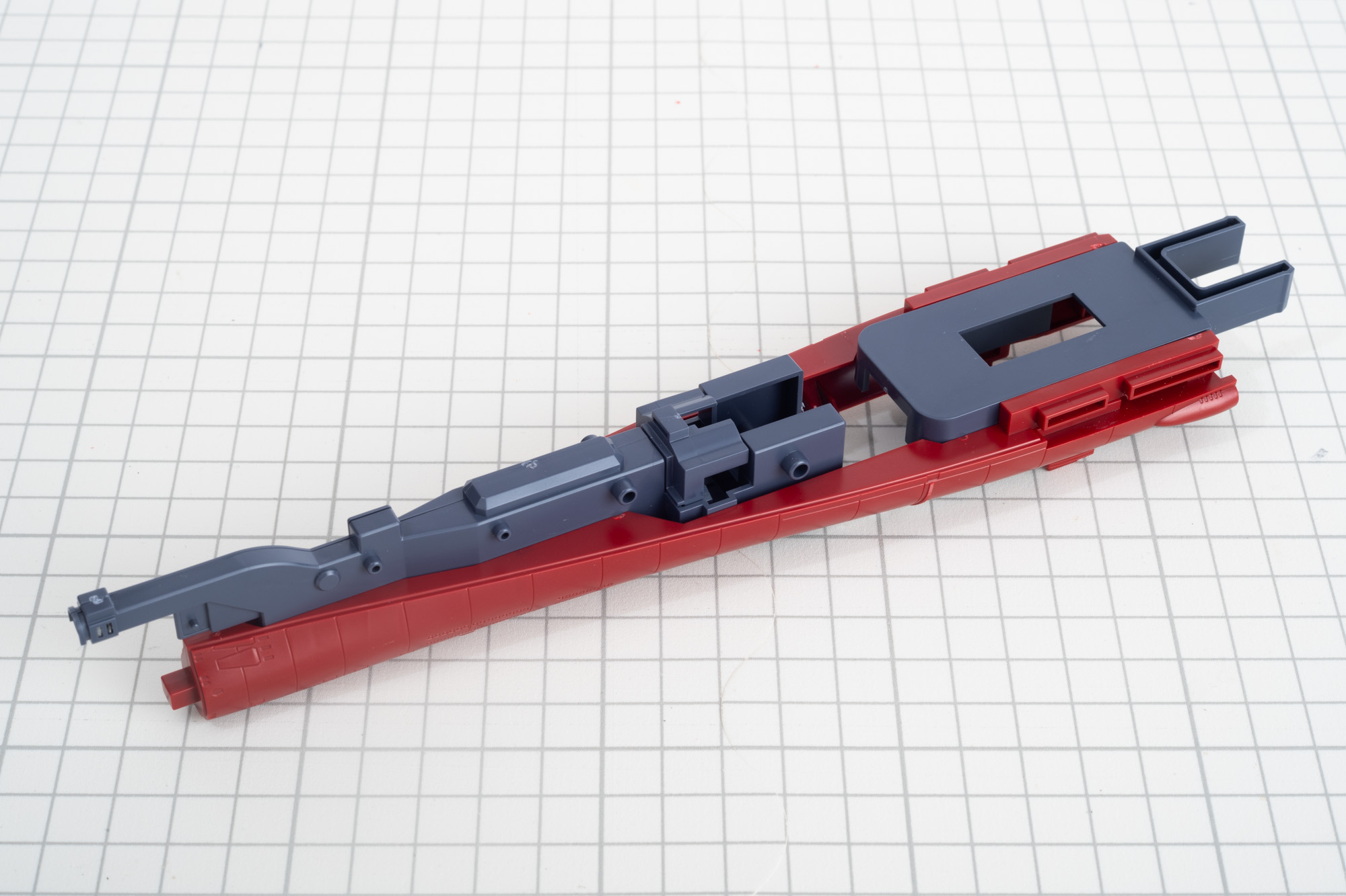 前方のベースが完成。船体後方部分にLEDユニットが入るようになっている。