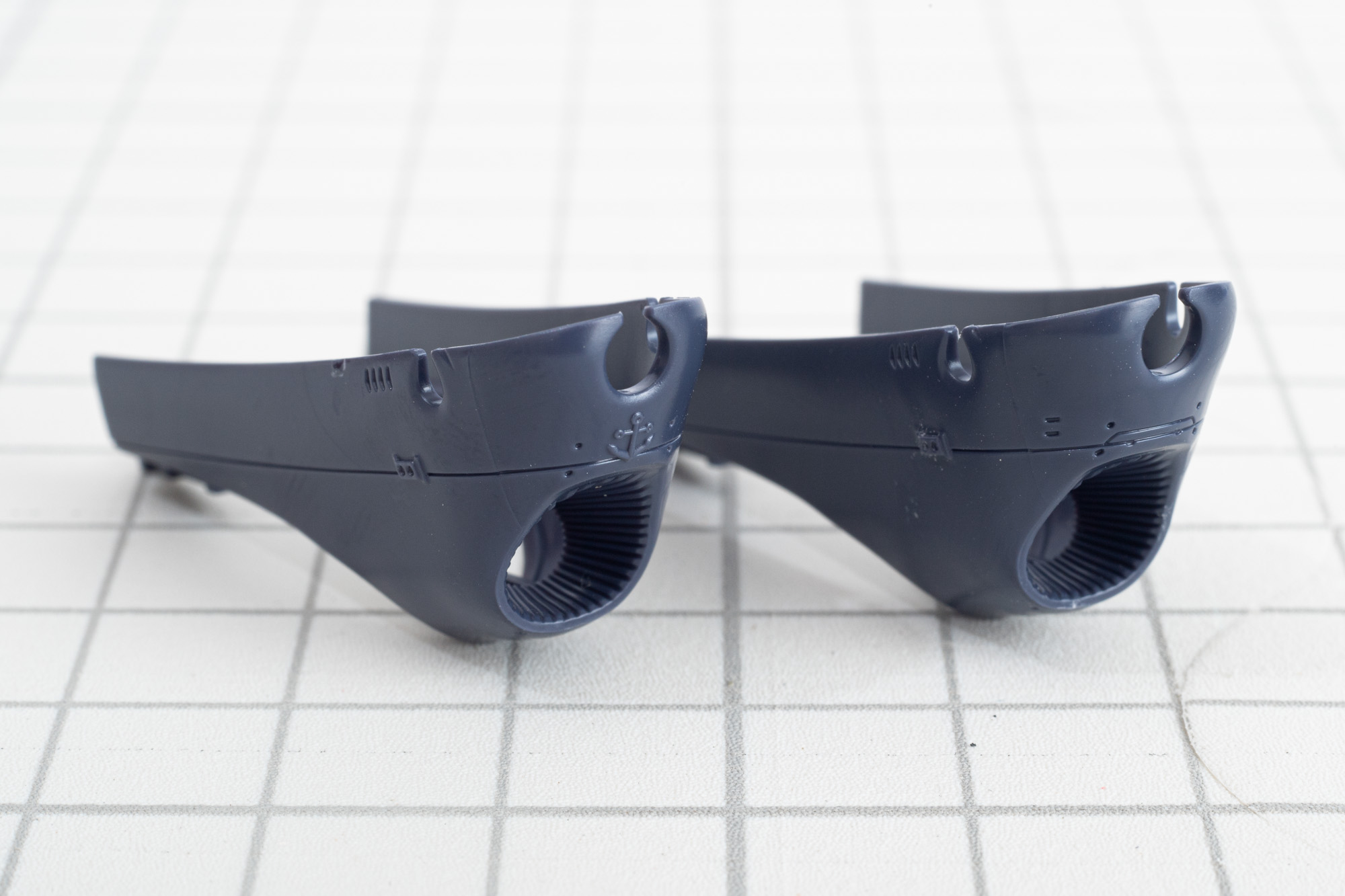 3199版と2205版の船首。今回は錨マークの3199版で組んだ。