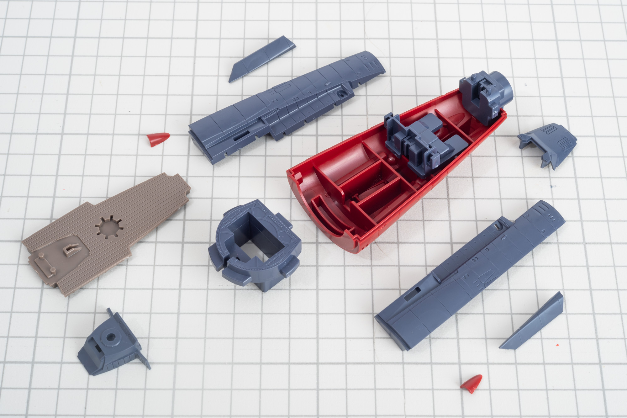 船体後方パーツ。中に入れるLEDの配線を通せるように空洞になっている。
