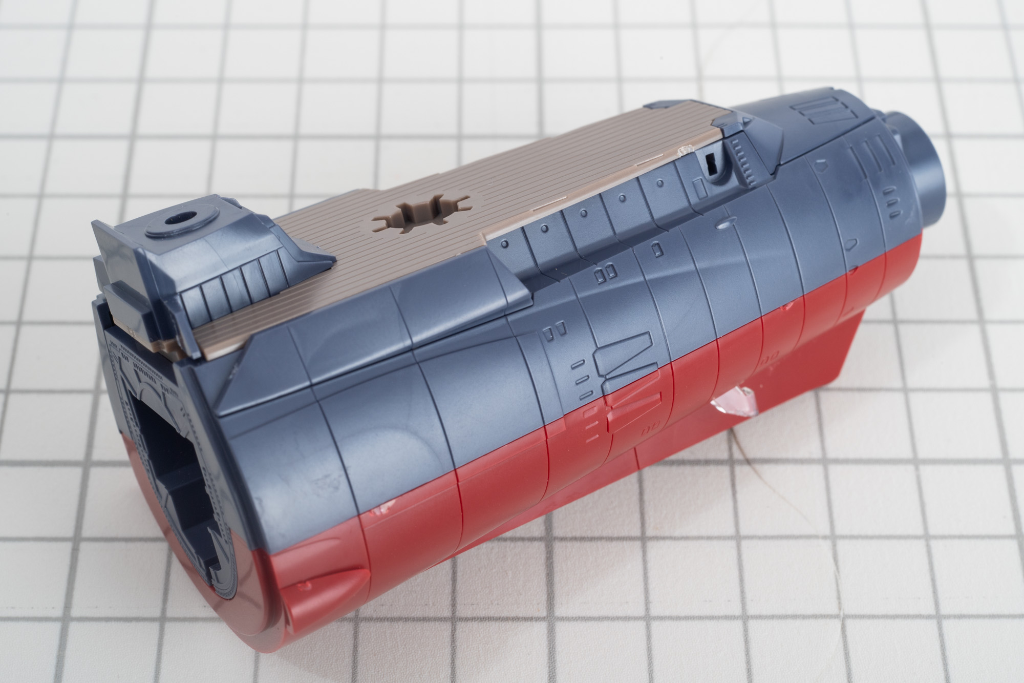 前方との繋ぎ目は隠れてしまうが細かいディテールとなっている。