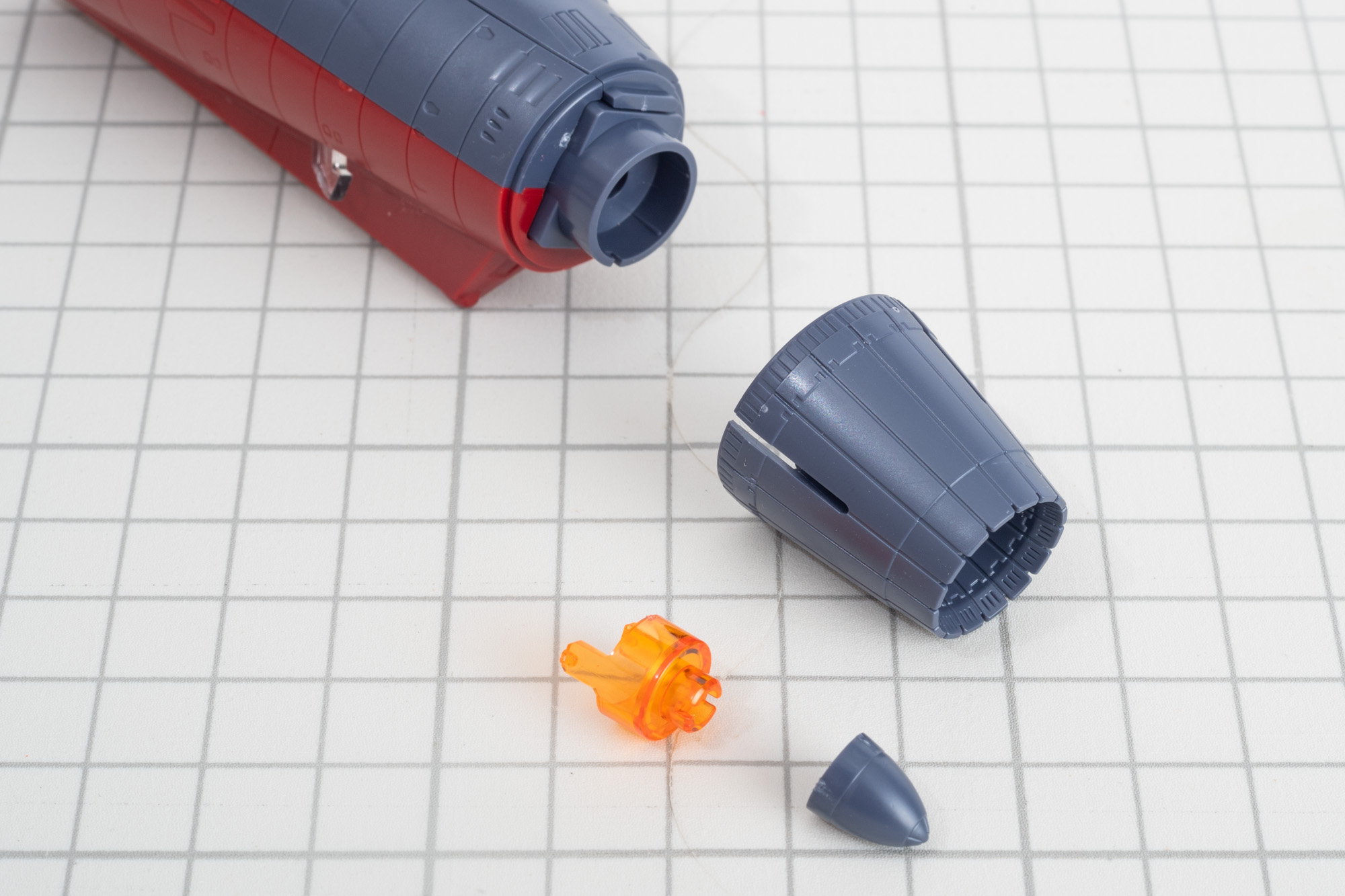 ブースターの中はオレンジのクリアパーツとなっていて、細かいところにこだわりを感じた。