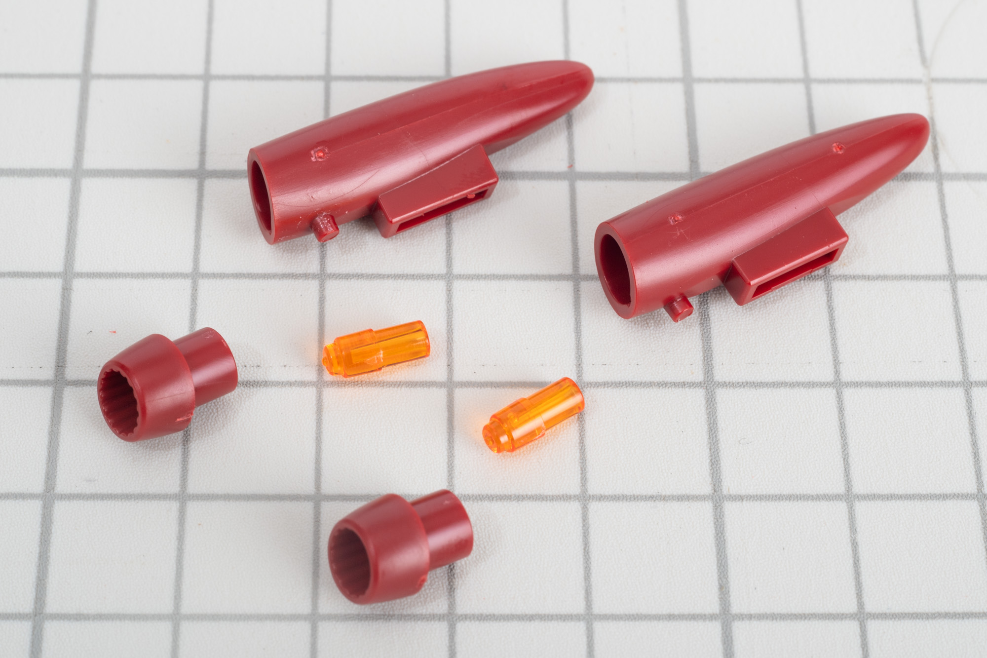 船底につける補助ブースター的なパーツの中にもクリアパーツが入るようになっている。