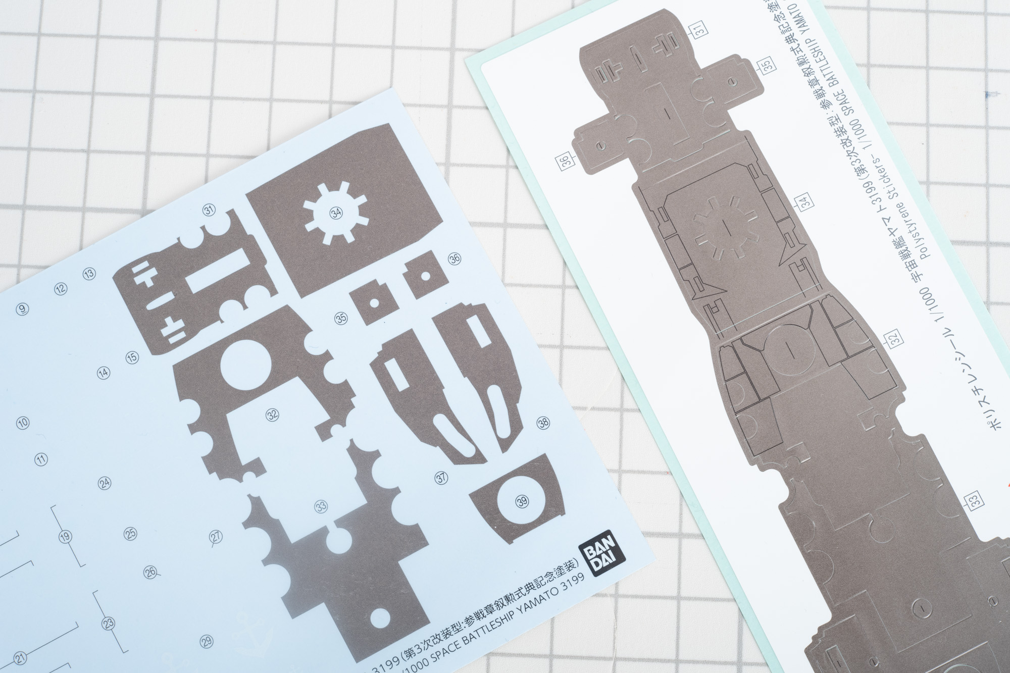 まずはシール貼りから。水転写シールもあるが今回はスピード優先でポリスチレンシールを選択。