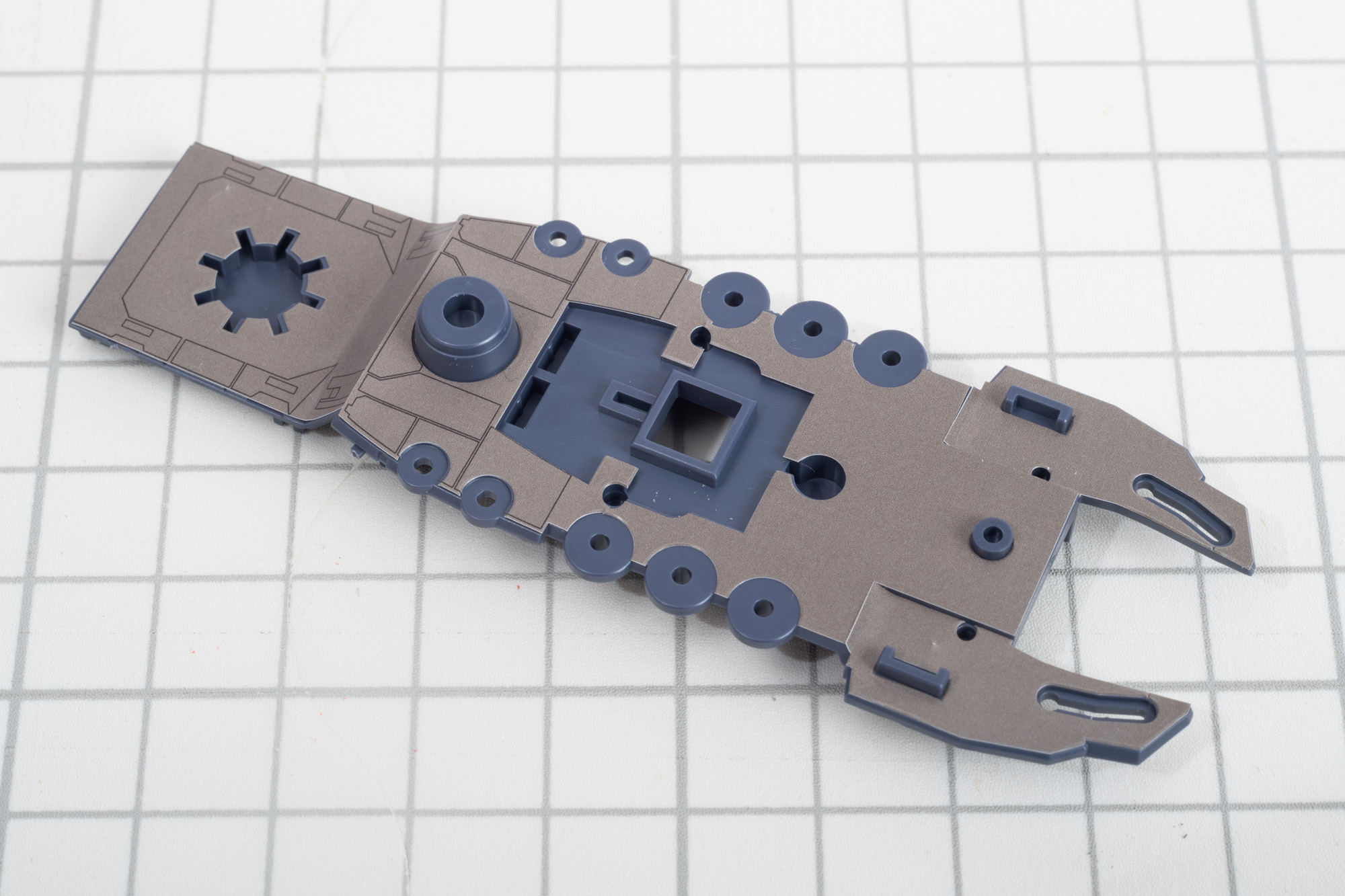 シールを貼ると甲板の色と同じような色となる。