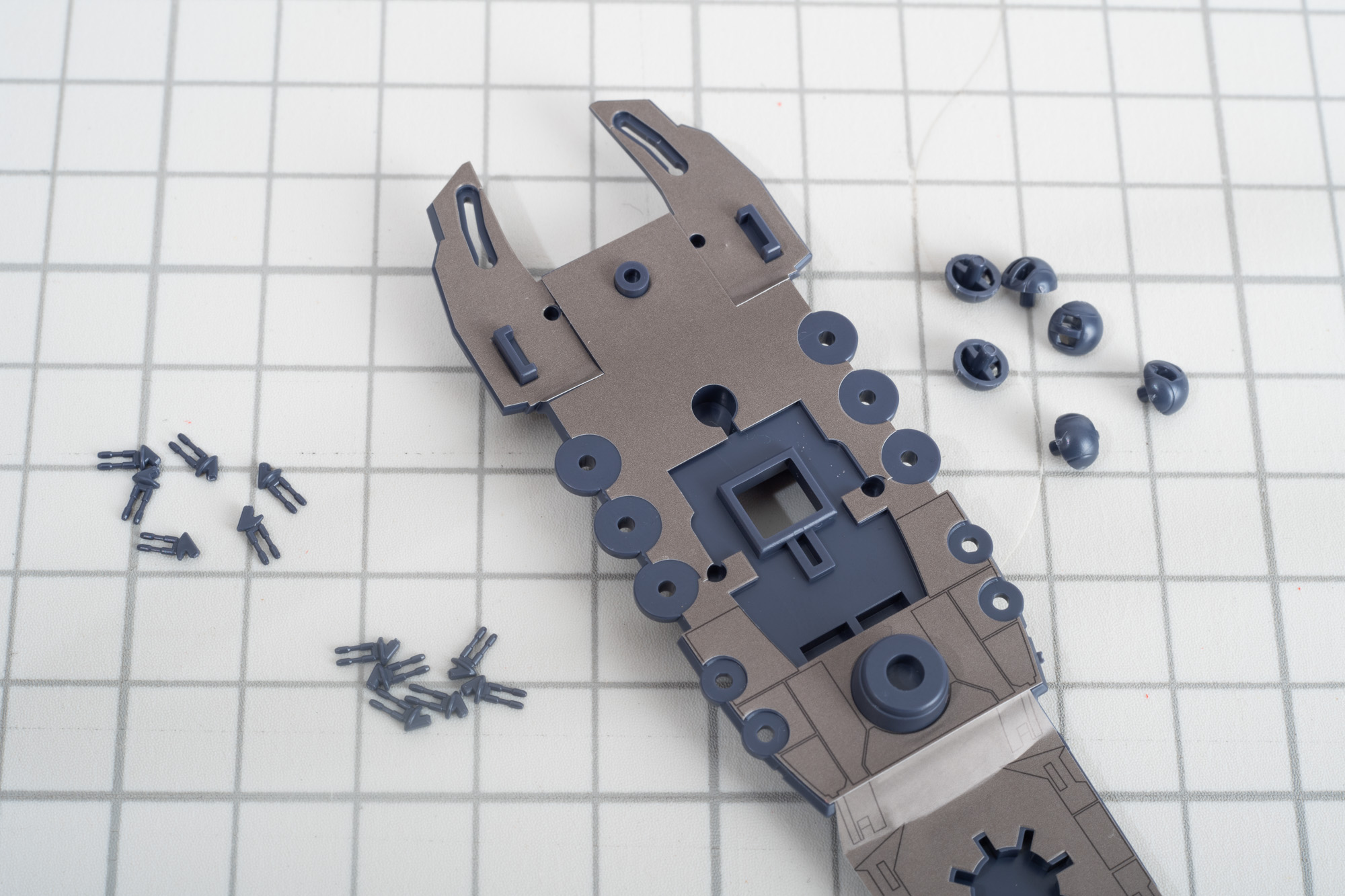 艦橋周りの砲台を組み立てる。非常に細かいパーツなので、紛失と破損には特に注意したい。