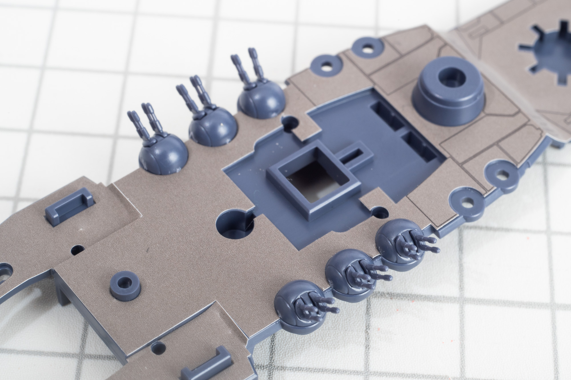砲身が外れやすいので組み立てにかなりの時間がかかった。ピンセットで組み立てるのをお勧めする。