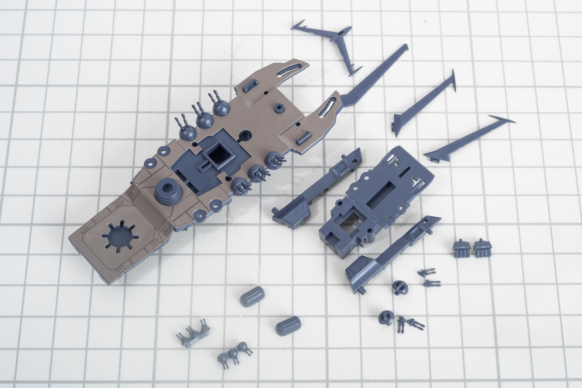 艦橋上部と羽などの細かいパーツ。