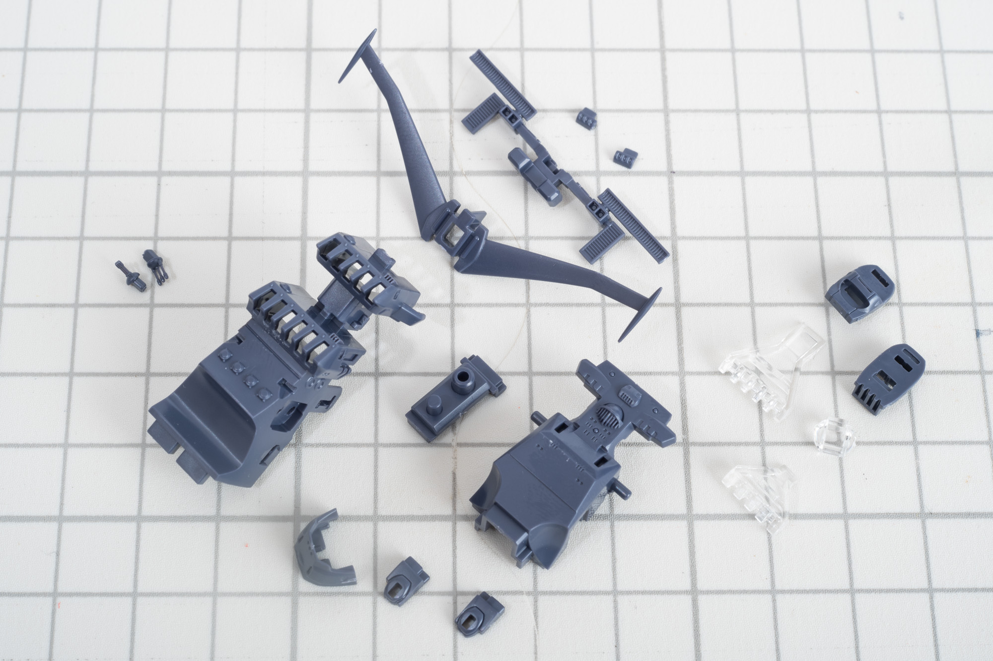 艦橋本体。パーツが小さいので取扱注意。アンテナ部分を折りそうになってしまった。