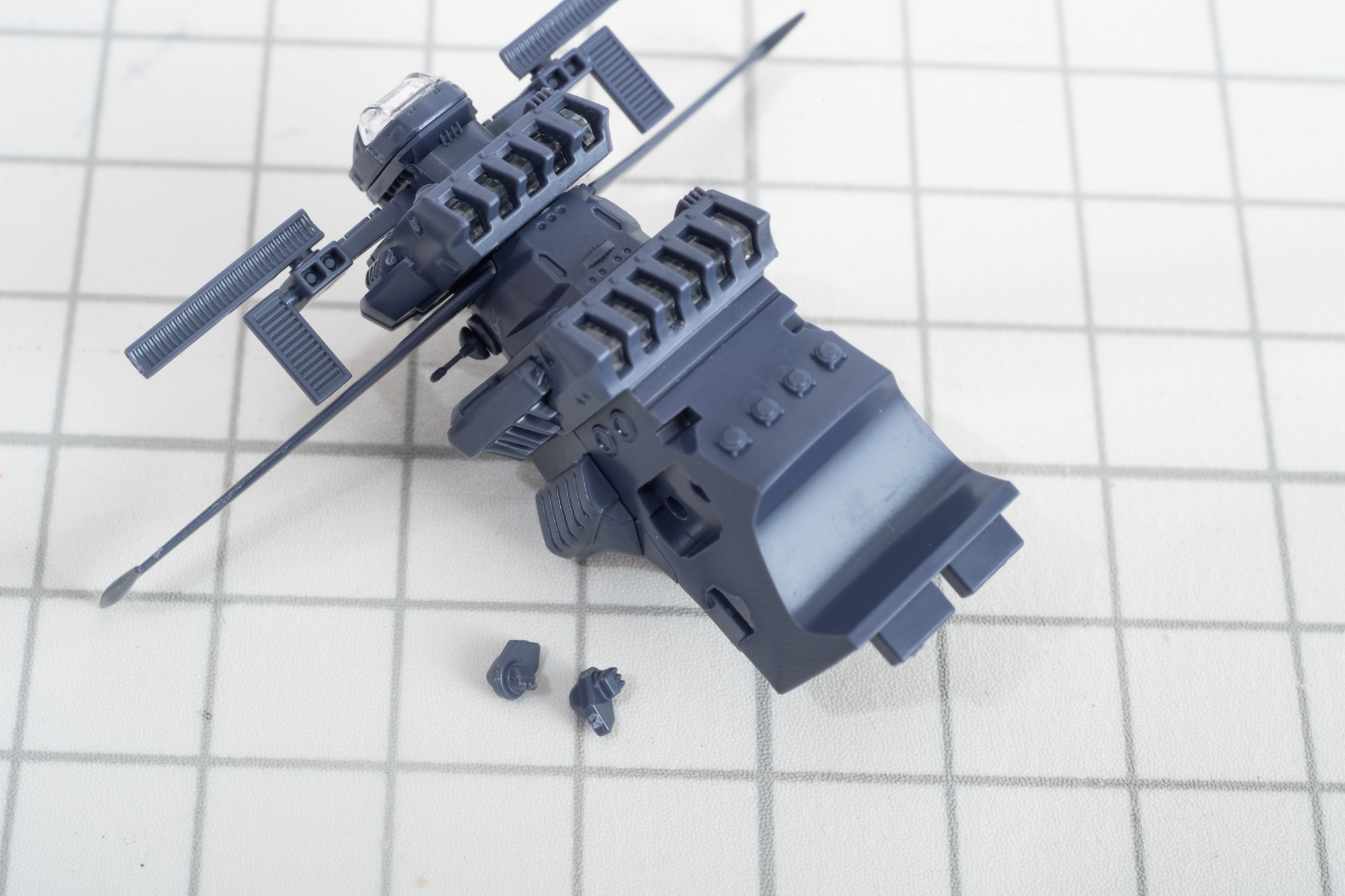 このパーツだけどうしてもしっかりハマらなかったので接着剤で取り付けをした。なので少し白くなっていることはご了承願いたい。