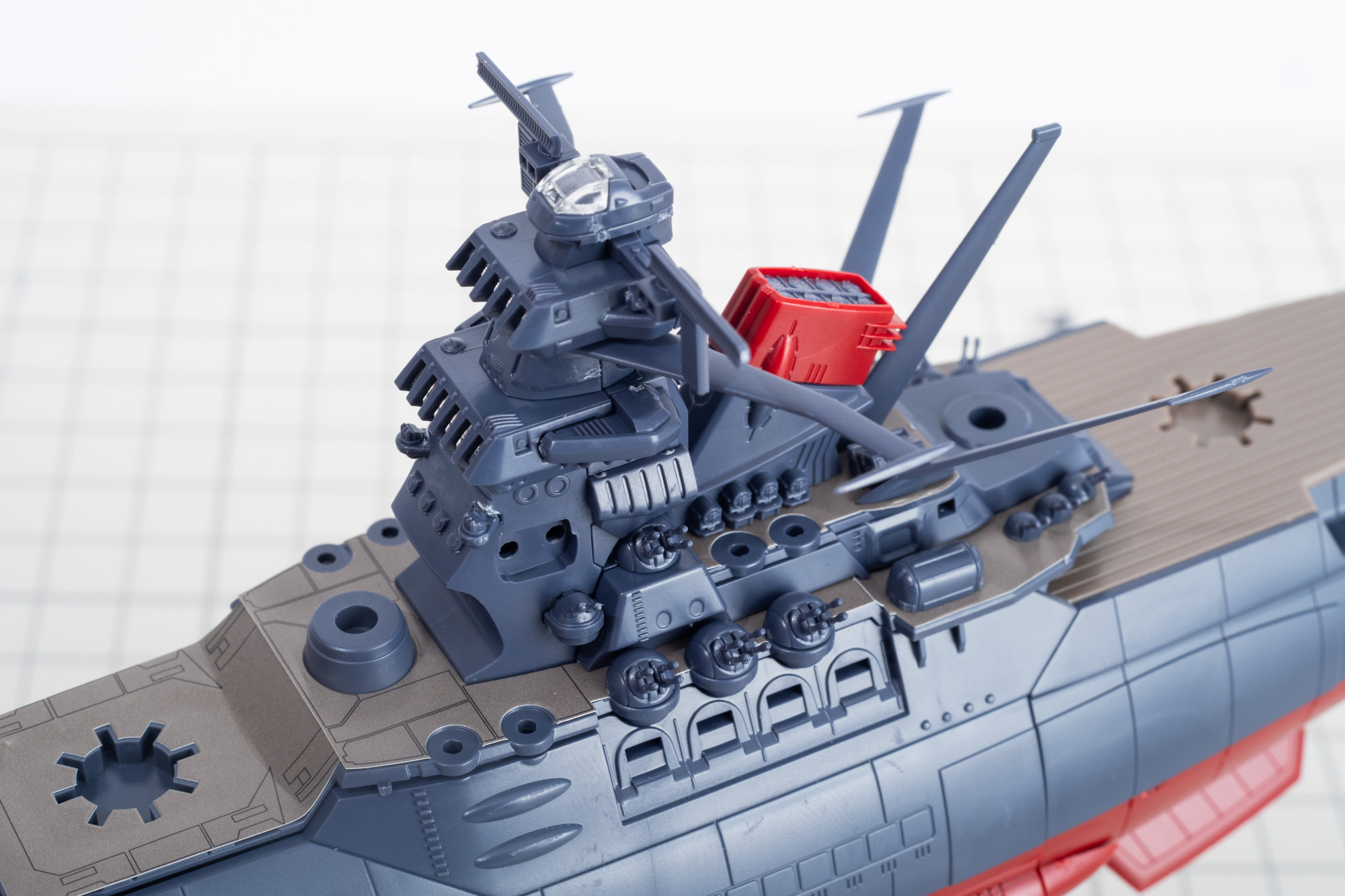 船体に取り付けるとこのようになる。引いて見ると惚れ惚れするような出来になっている。これでもまだ完成ではないので情報量を足していく。