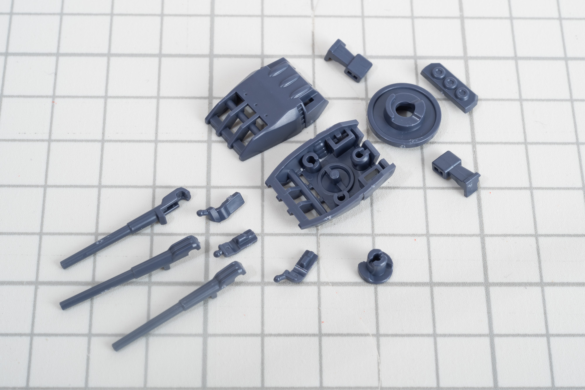 後半は主砲、副砲の組み立てから。主砲塔を3基作成。