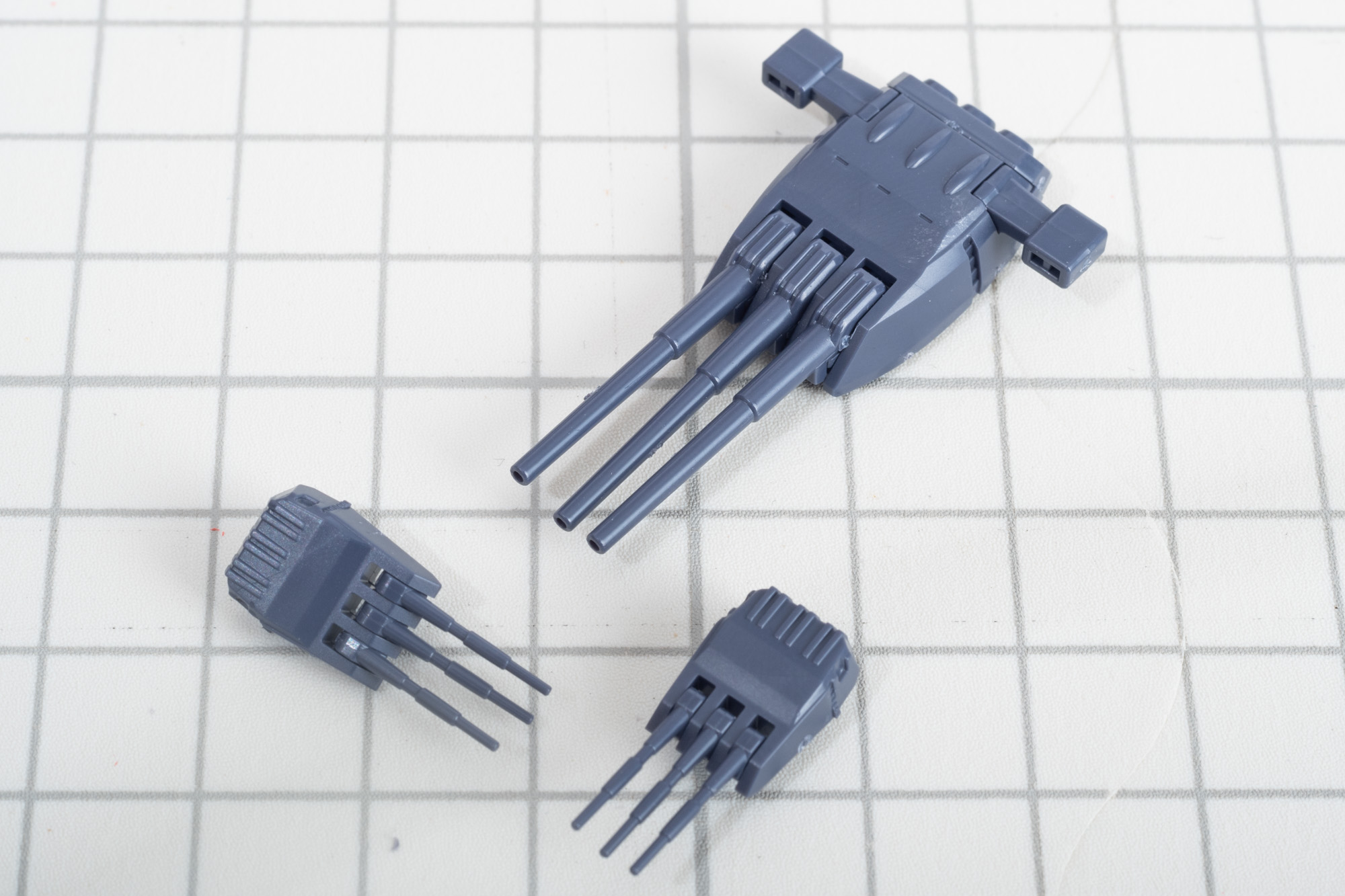 副砲は主砲の約半分の大きさだが上下の動きもできるようになっている。