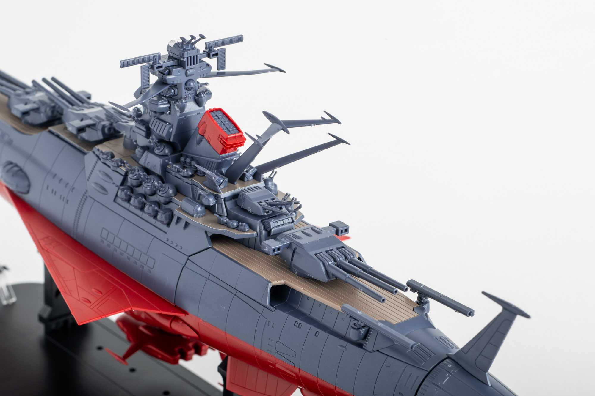 後方には主砲副砲塔が各1基ずつ。