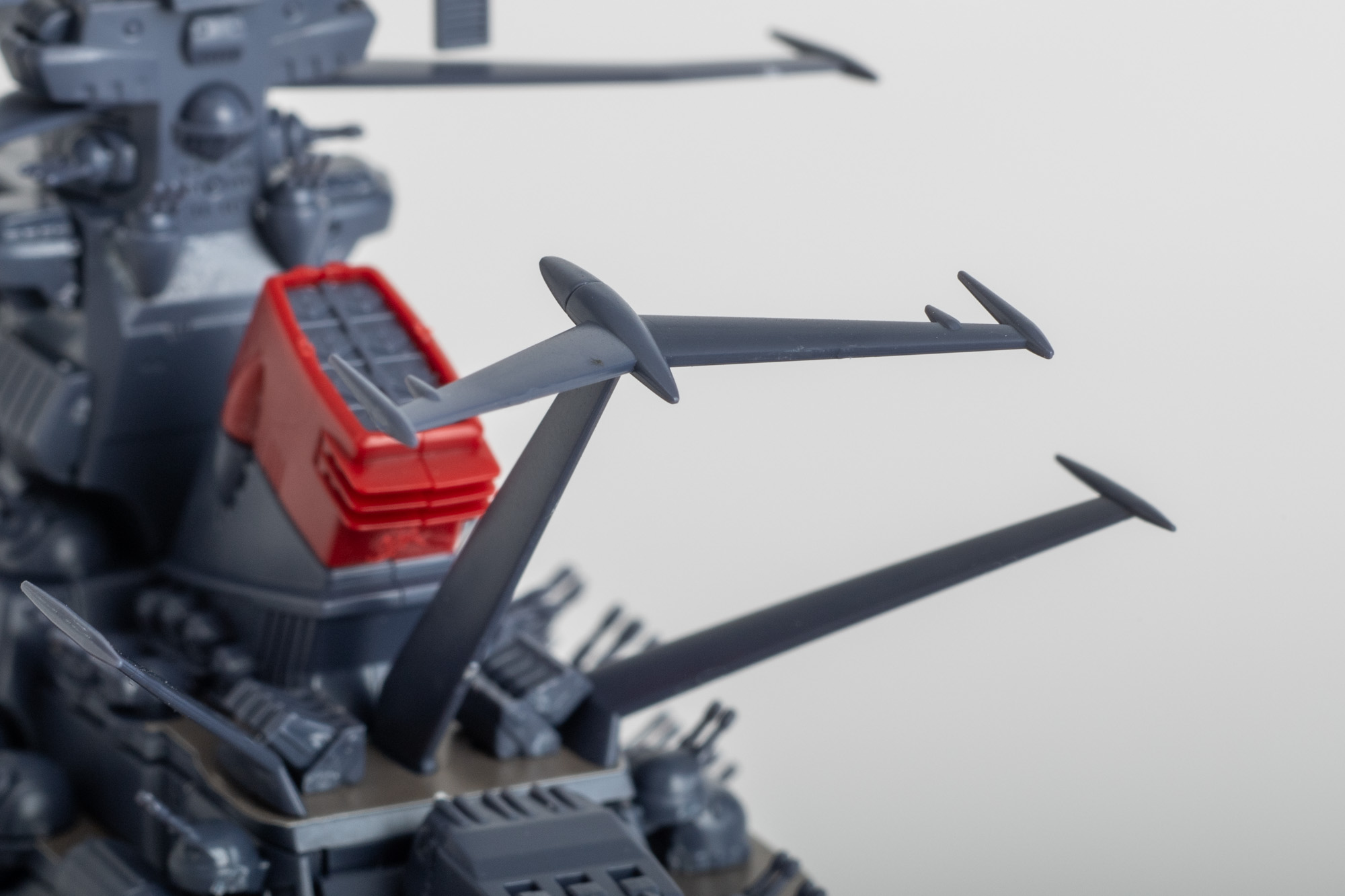 エッジの立ったパーツがヤマトの戦艦としてのシルエットを引き締めている。