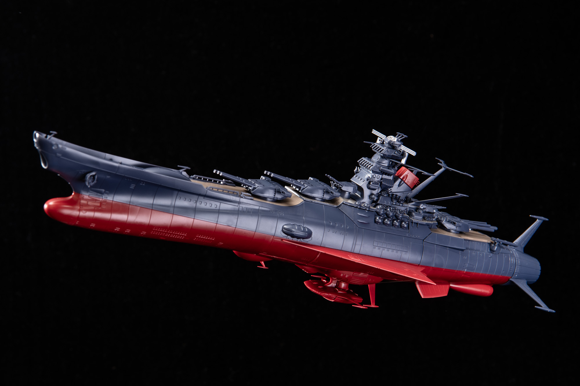 宇宙を飛んでいるヤマト。黒背景で艶を出すと威圧的だ。