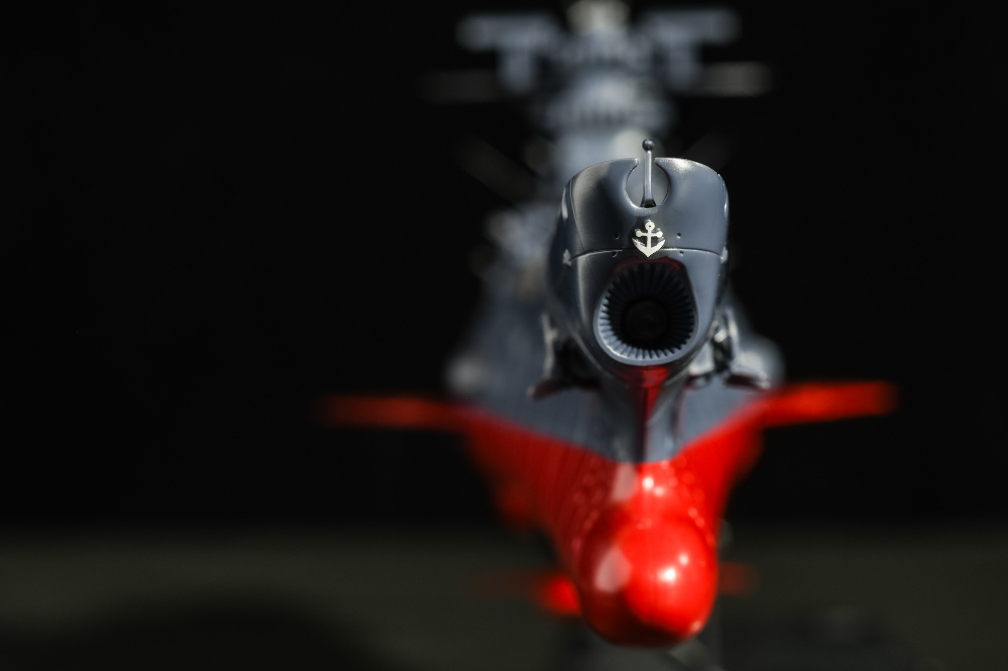 船体に白の錨マークがはっきりと浮き上がる。