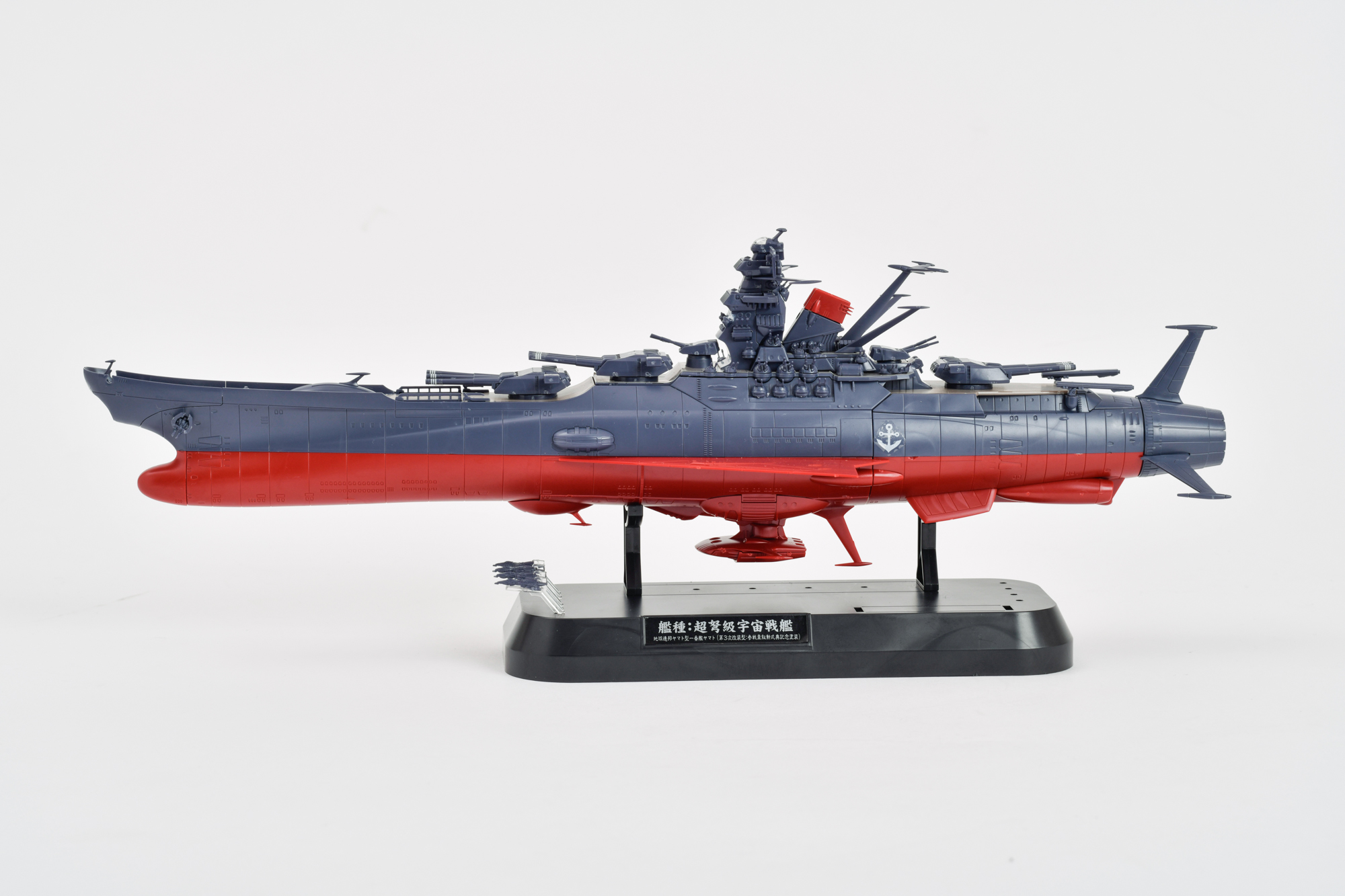 シームレスな継ぎ目に情報量の多い艦橋。流麗な船体下部にエッヂの立った羽やアンテナ類。あの有名なOPが勝手に脳内で流れてくるほどの出来栄えとなっている。各部詳細を見ていこう。